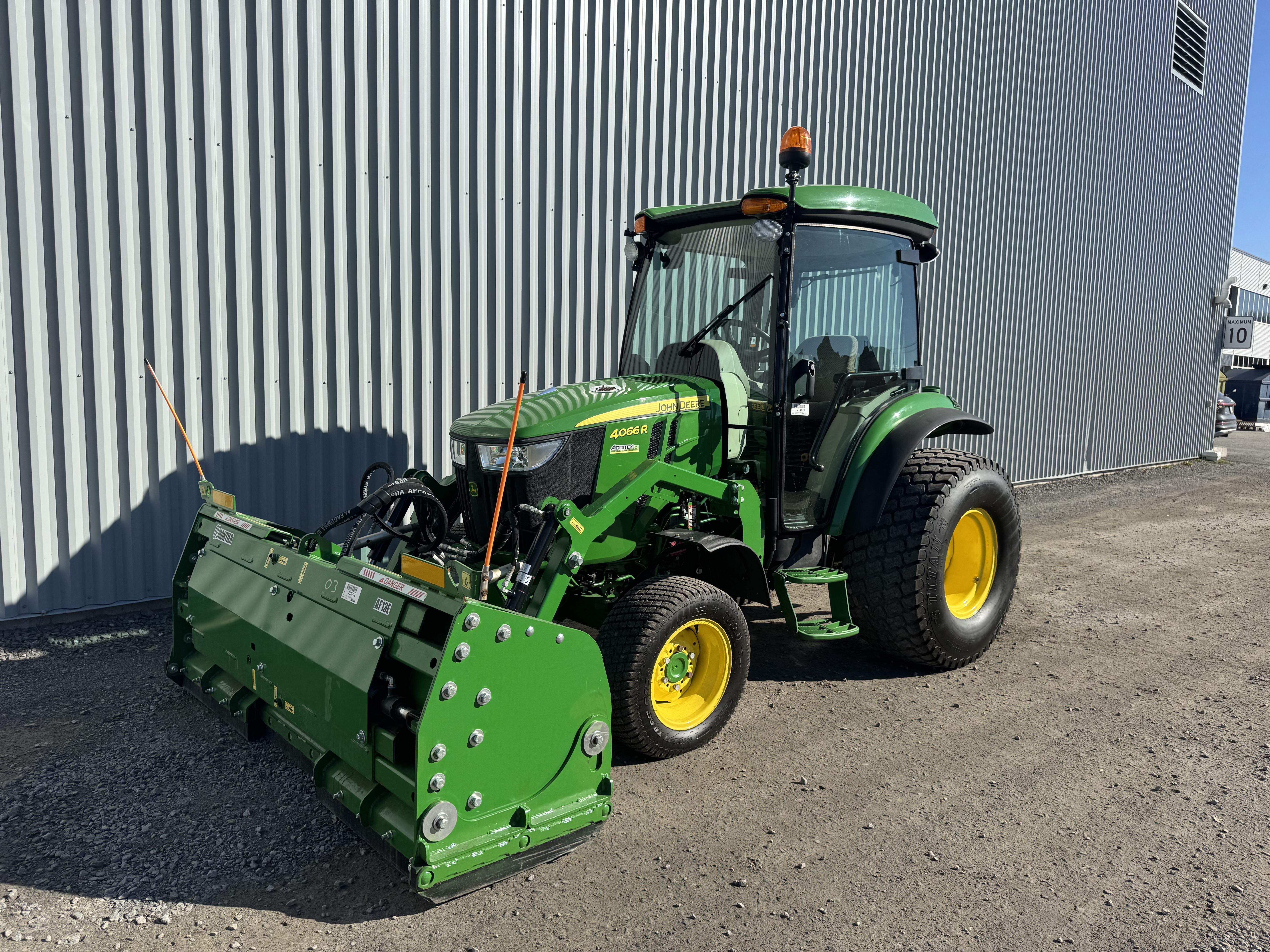 John Deere 4066R GRATTE TURF    