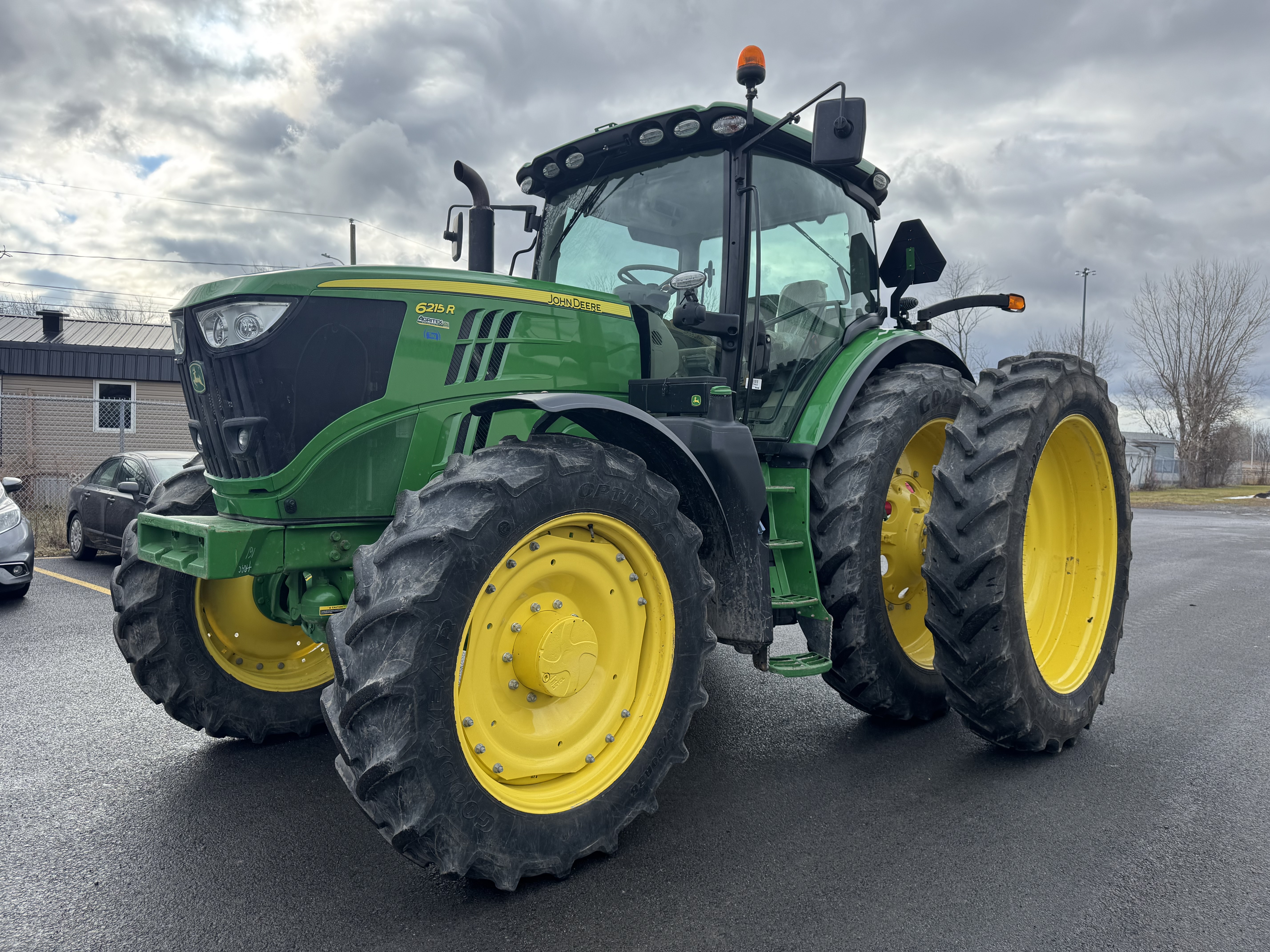 John Deere 6215R 