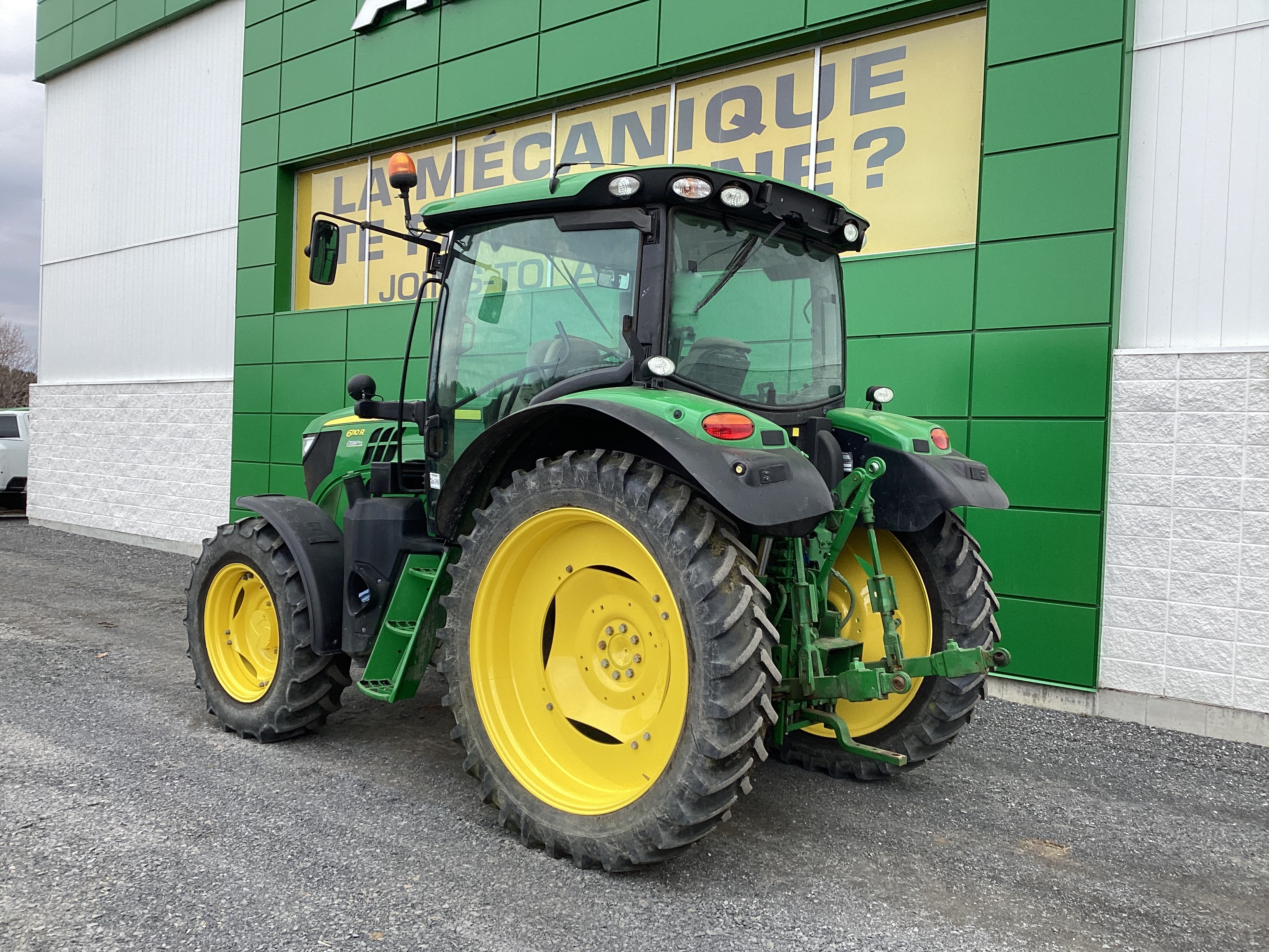 John Deere 6110R  