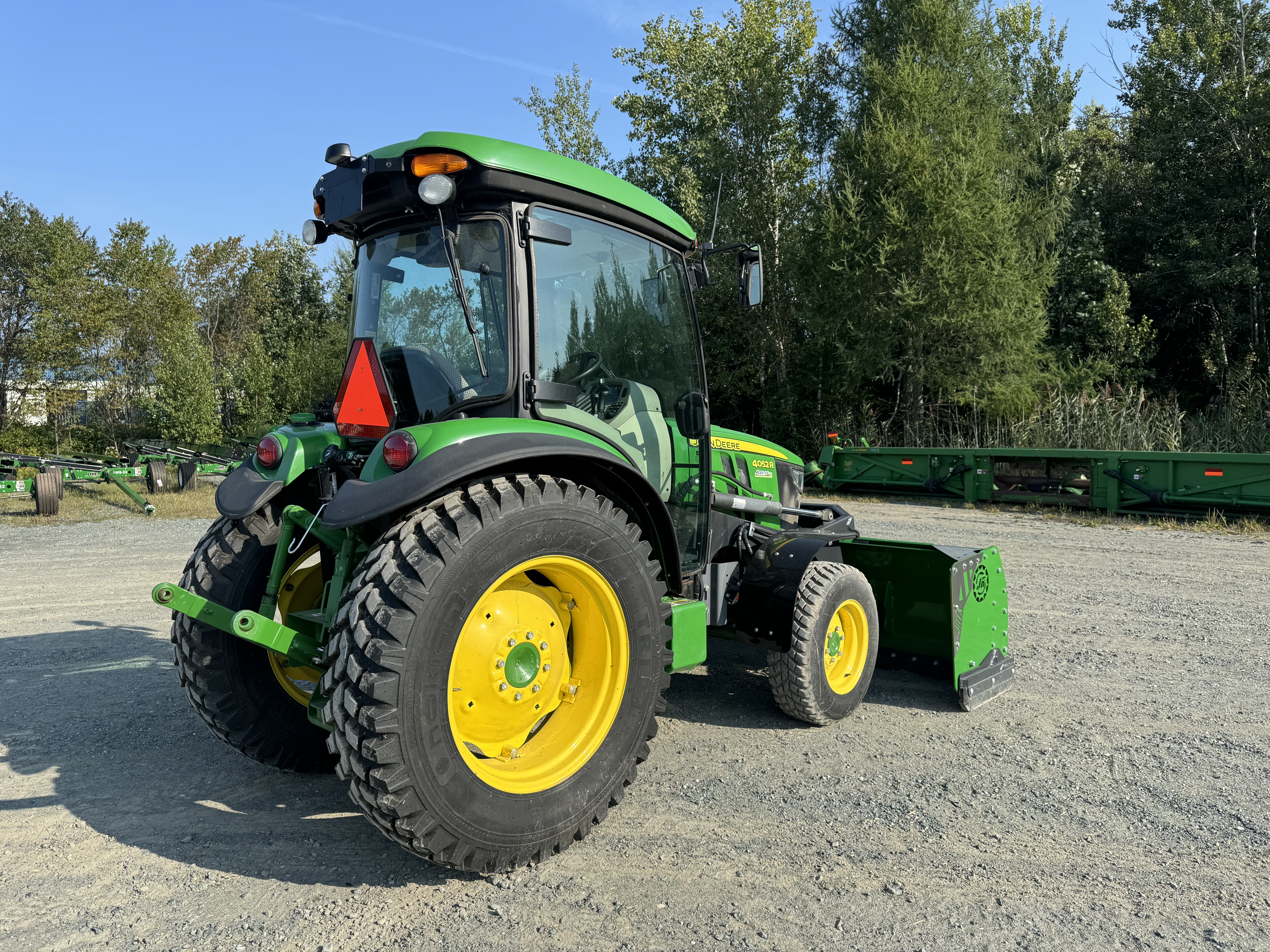 John Deere 4052R GRATTE NOKIAN 