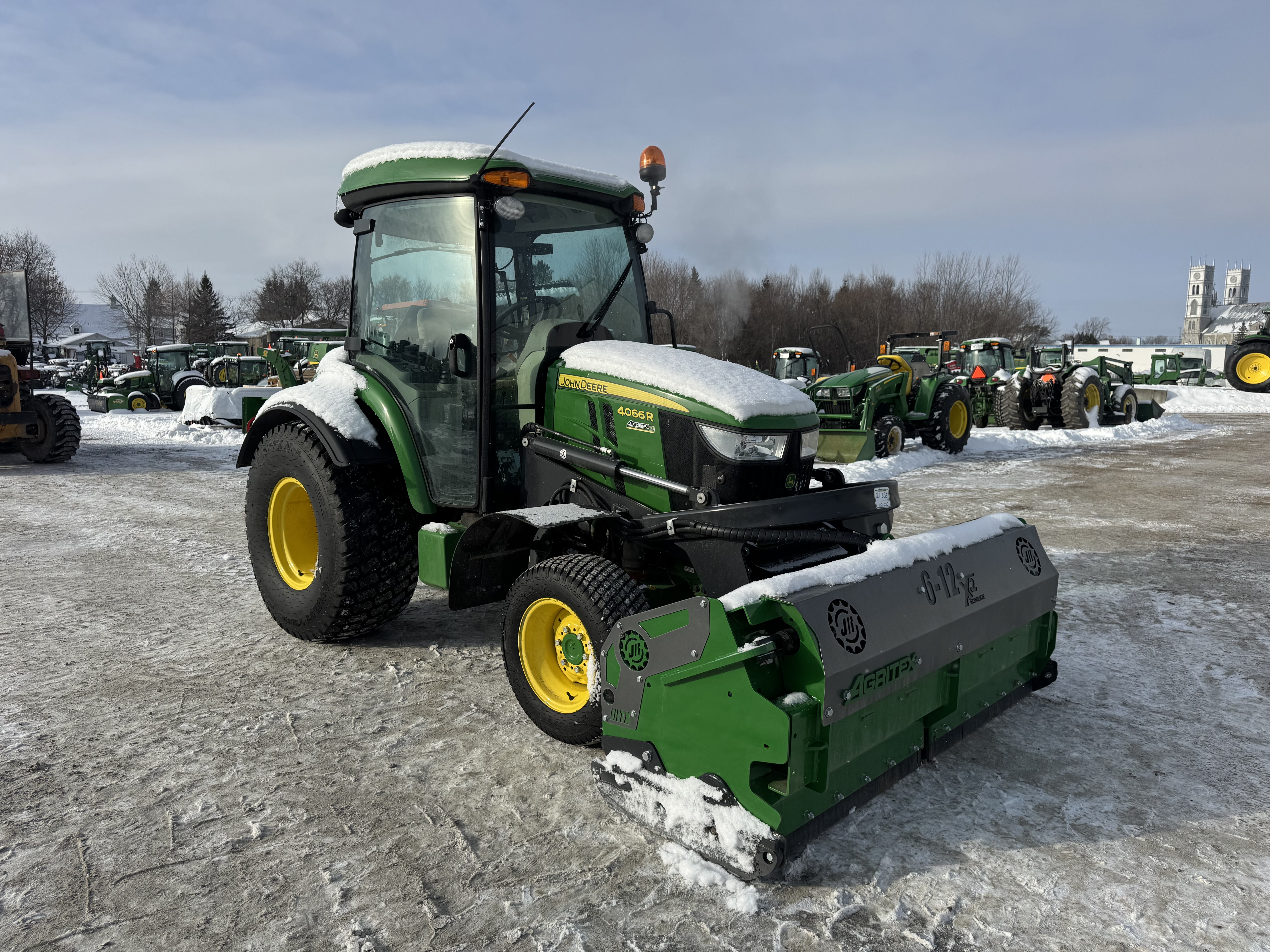 John Deere 4066R TURF GRATTE 