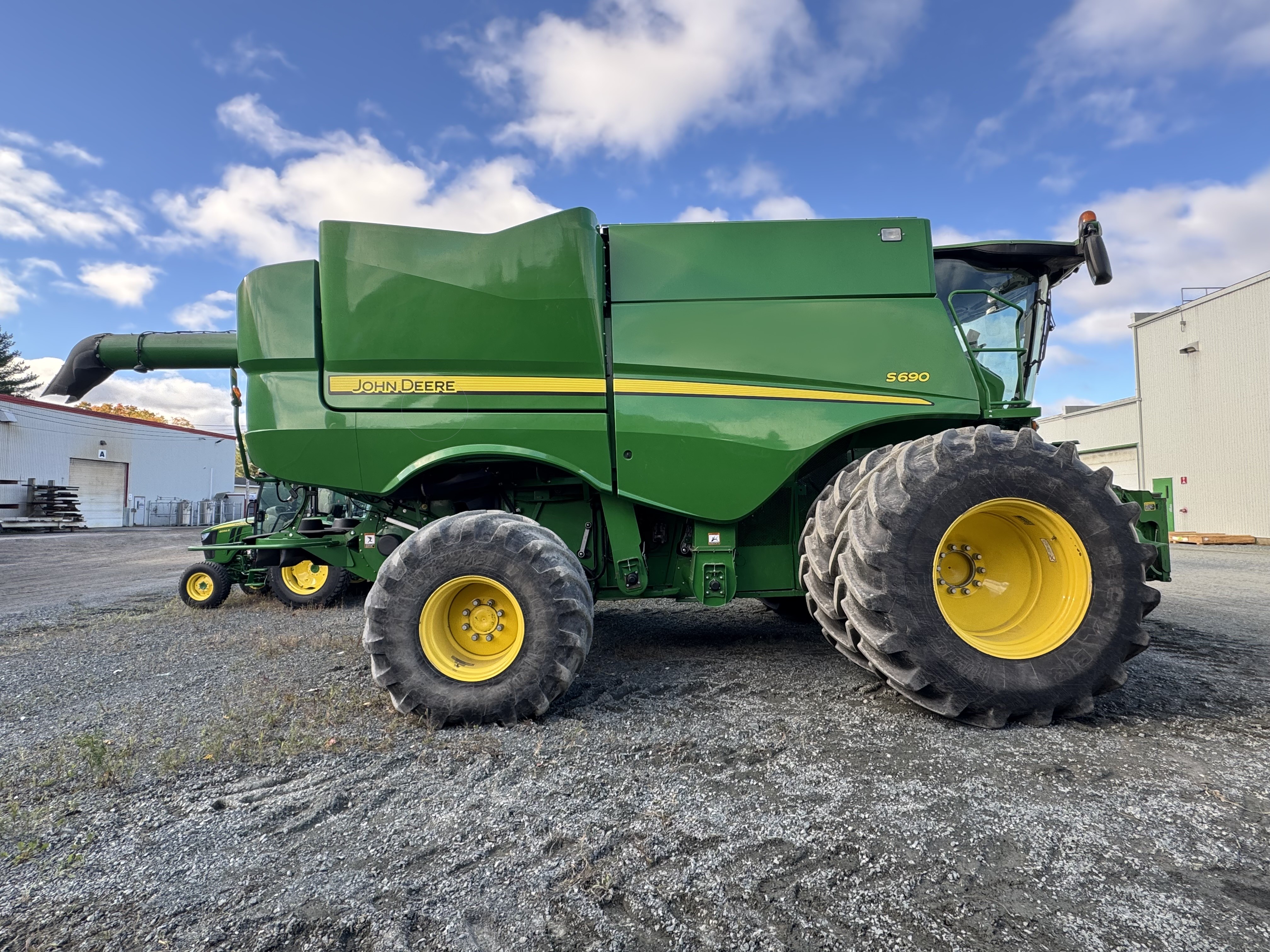 John Deere S690