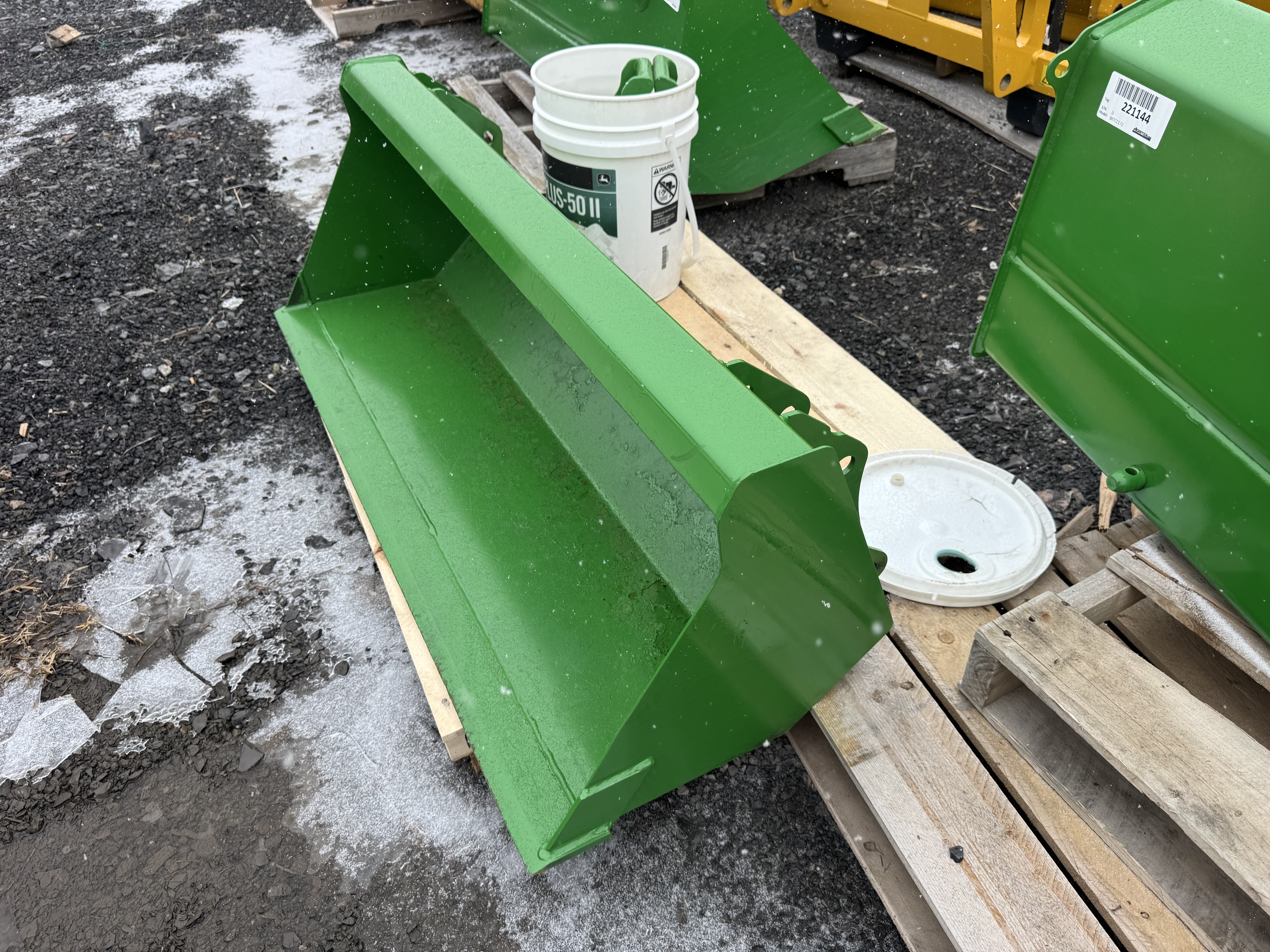 John Deere BUCKET 49 PC POUR 1023E