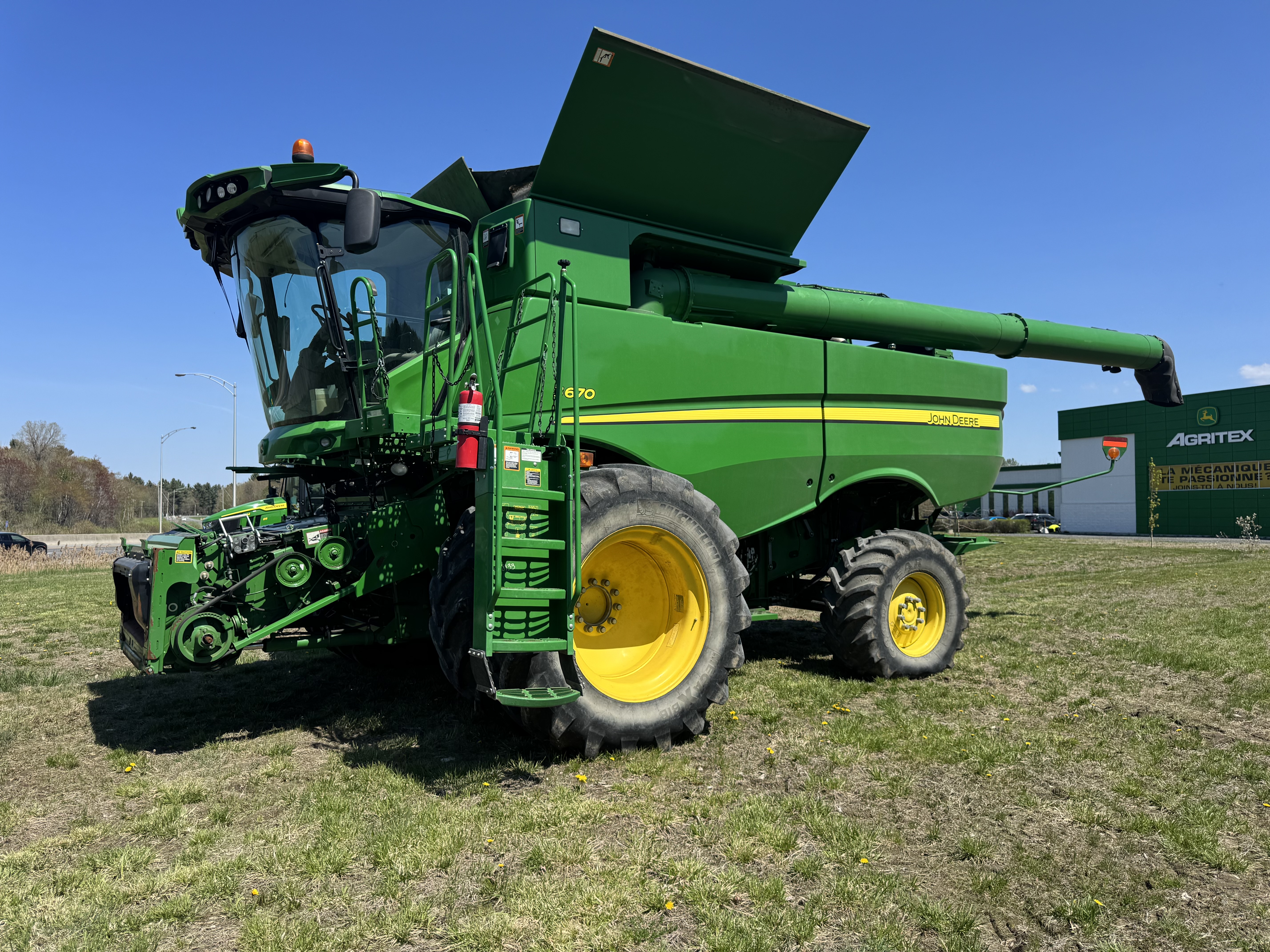 John Deere S670