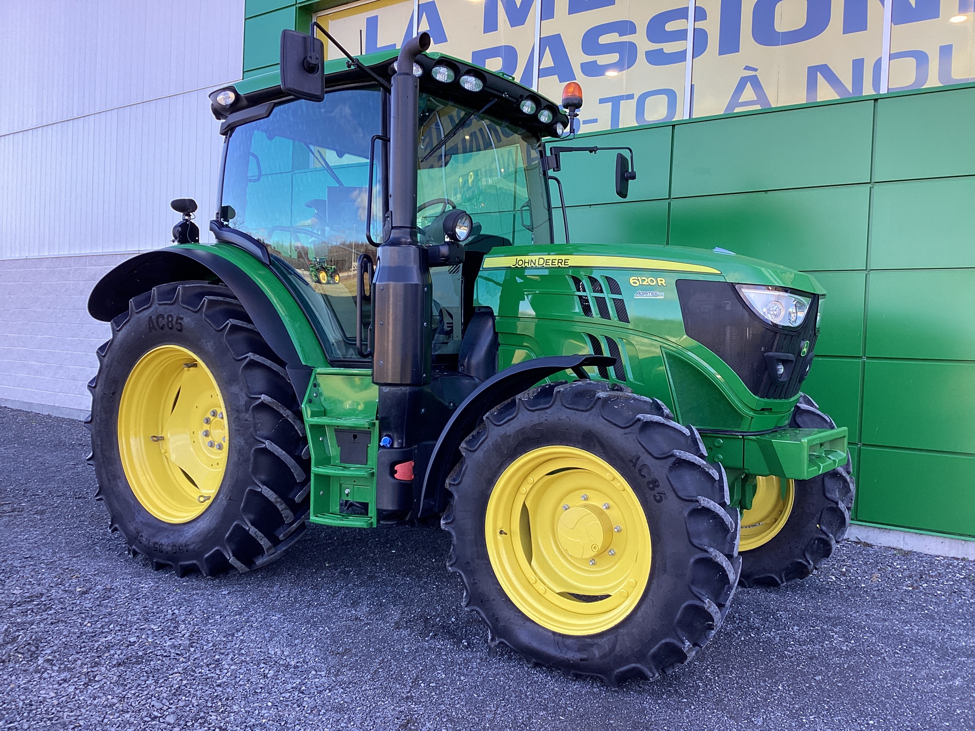 John Deere 6120R