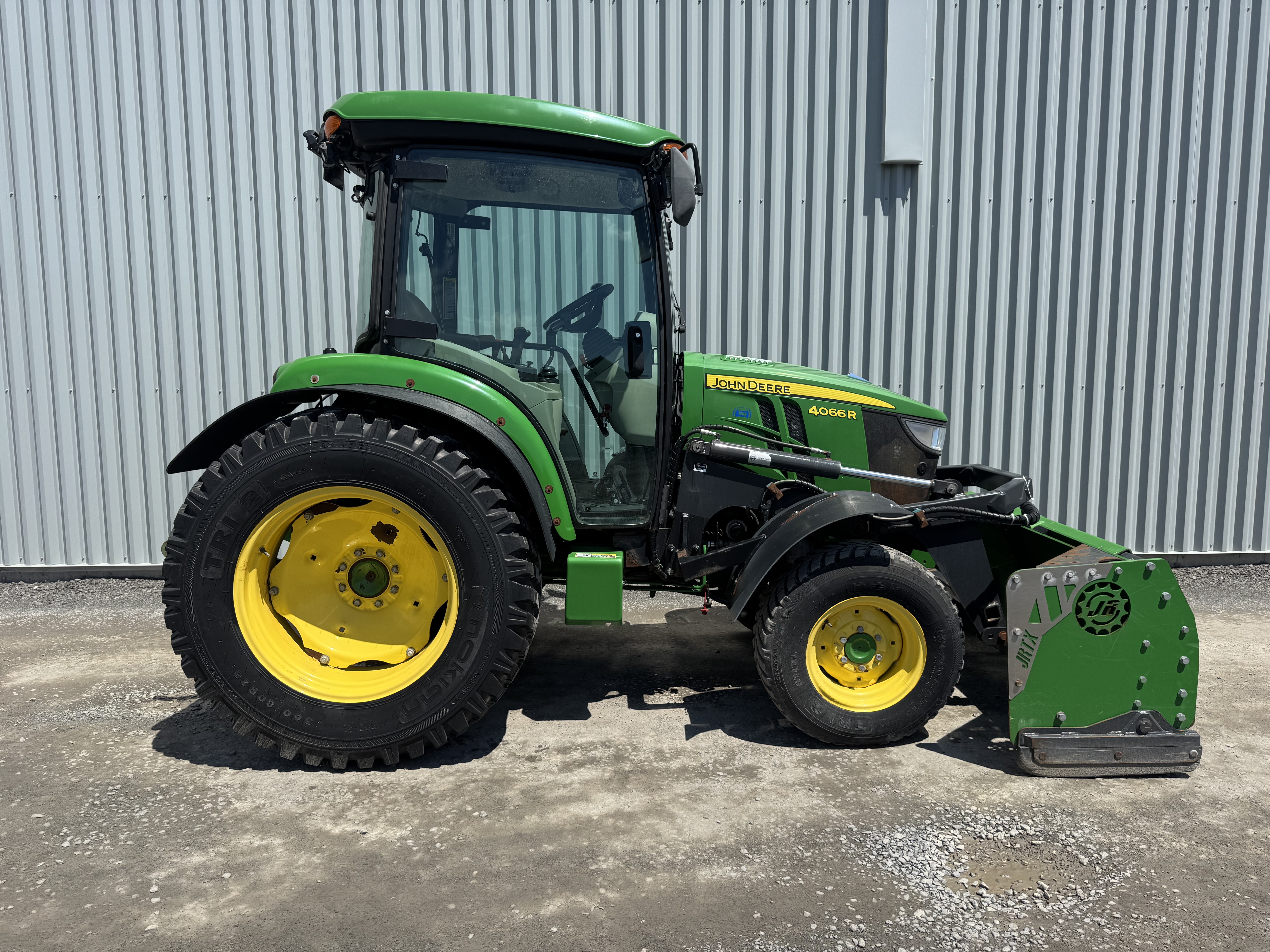 John Deere 4066R GRATTE NOKIAN    