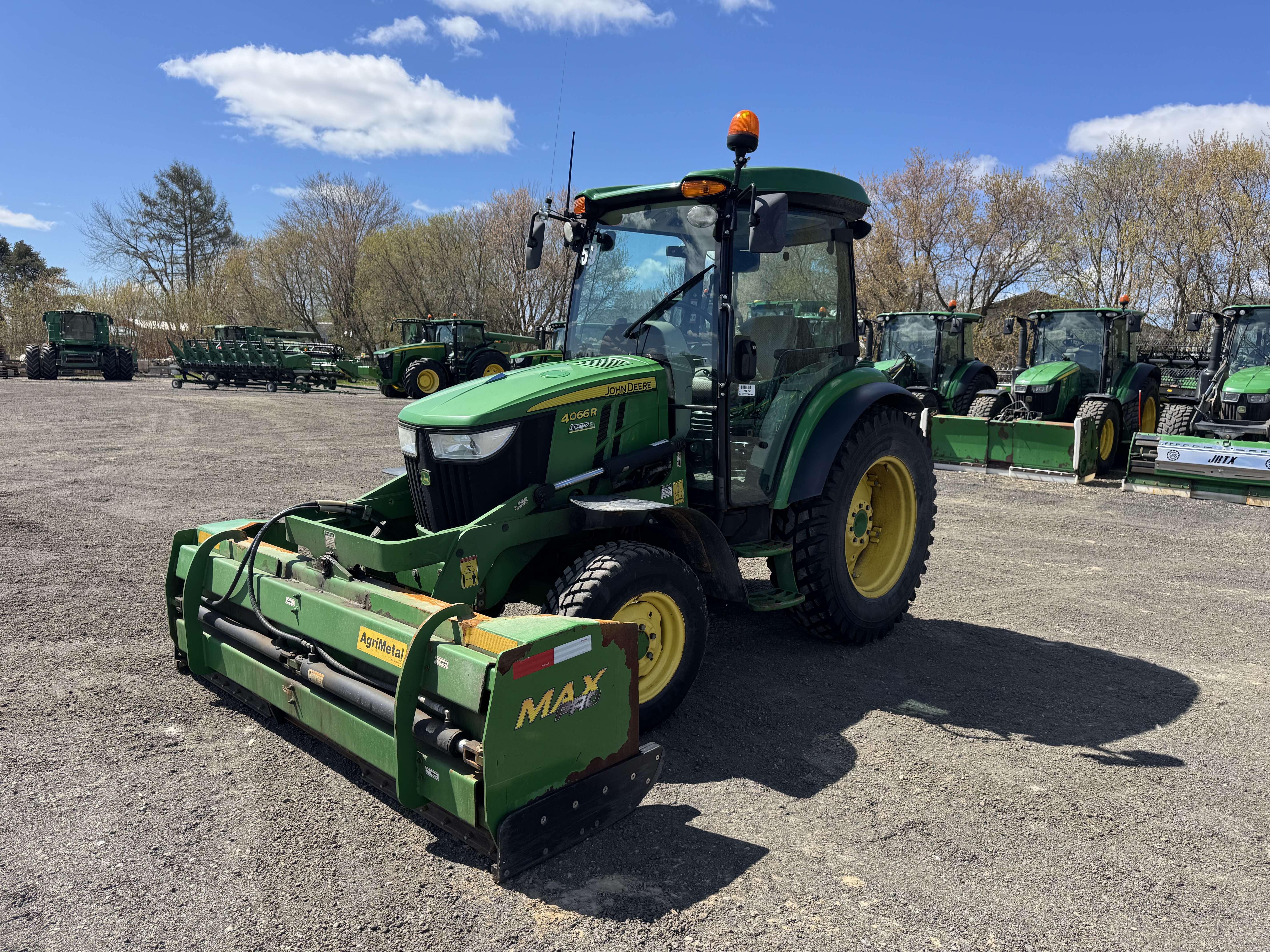 John Deere 4066R GRATTE NOKIAN    