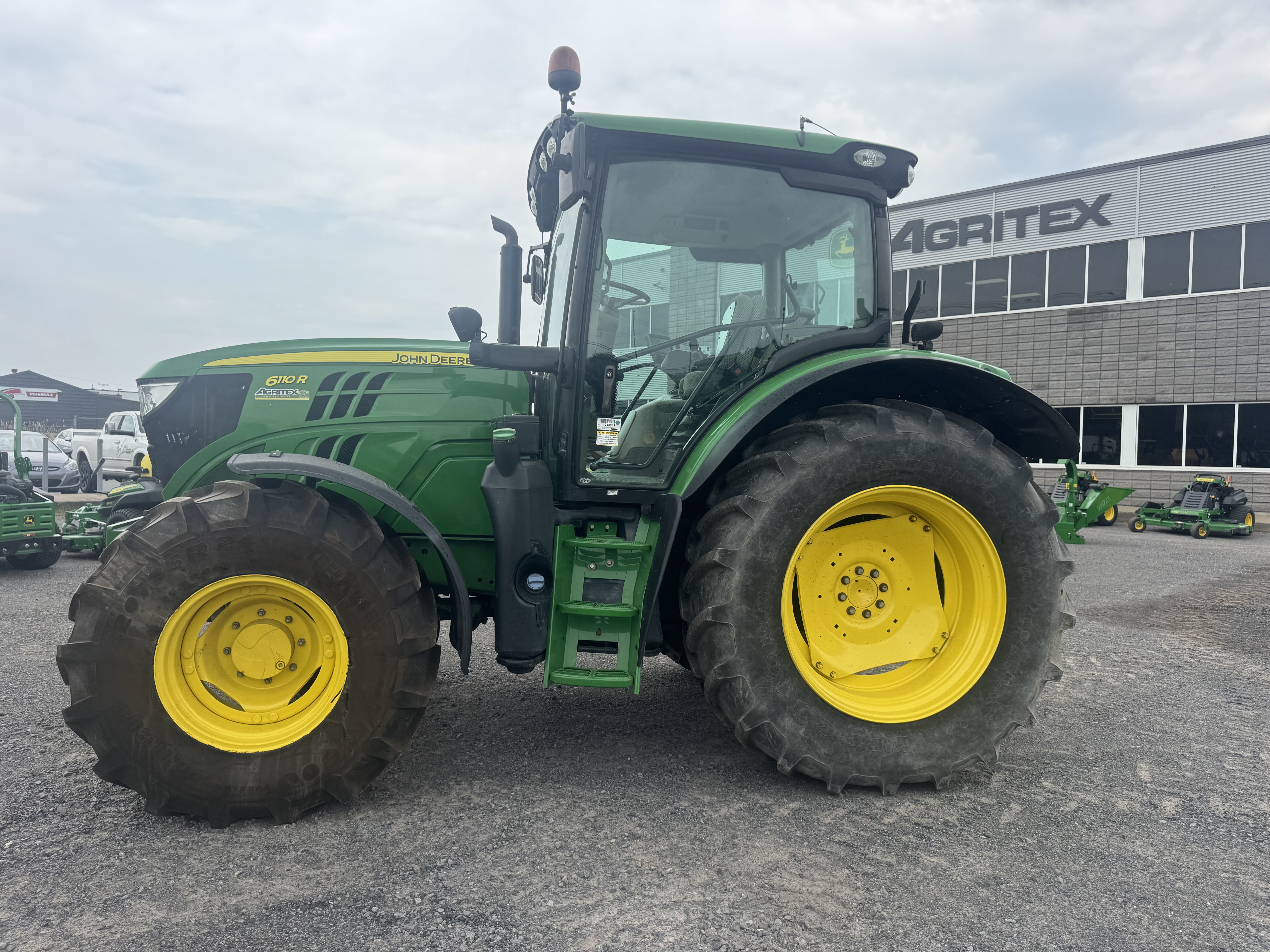 John Deere 6110R 