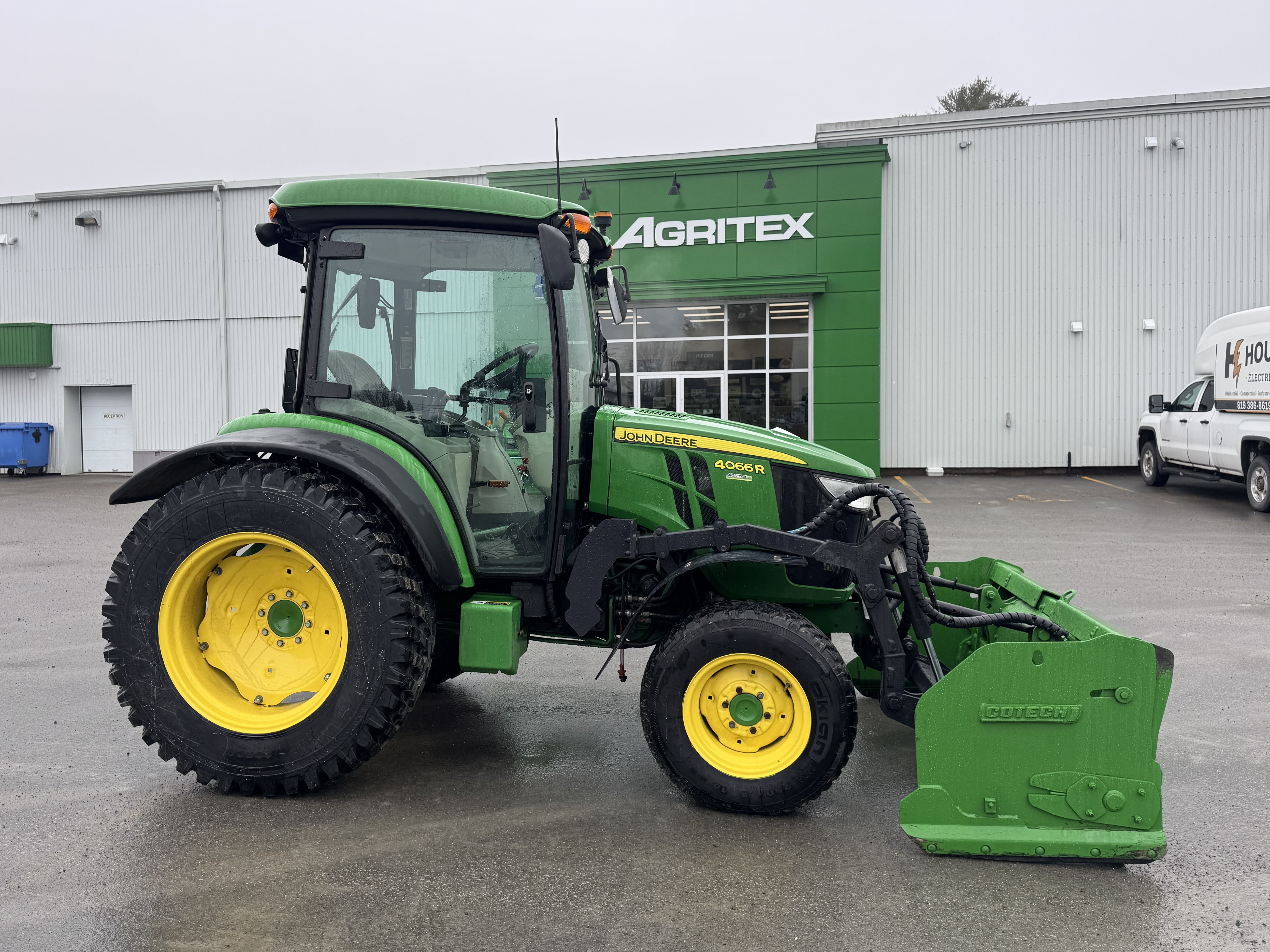 John Deere 4066R GRATTE NOKIAN    
