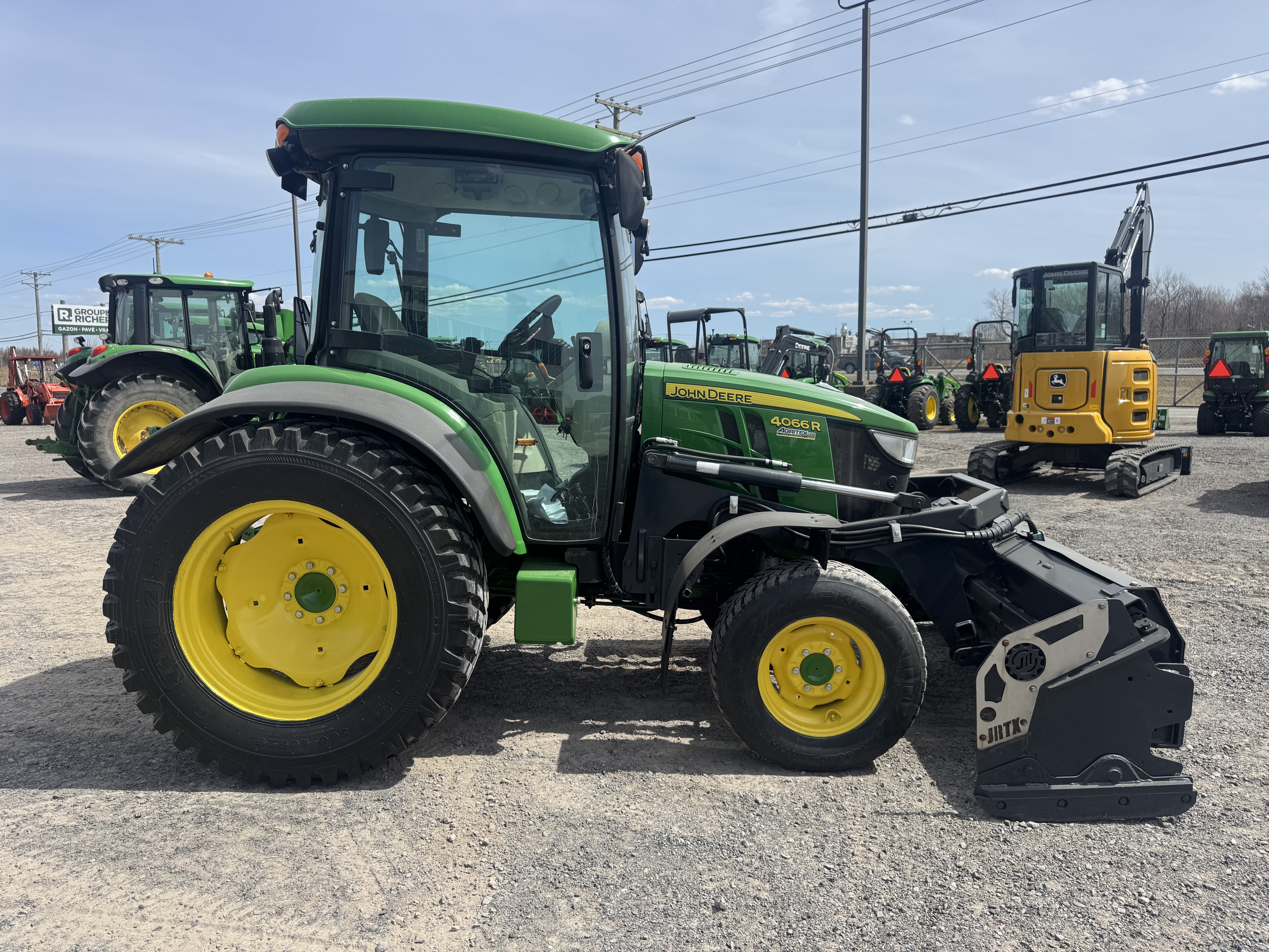 John Deere 4066R GRATTE NOKIAN    