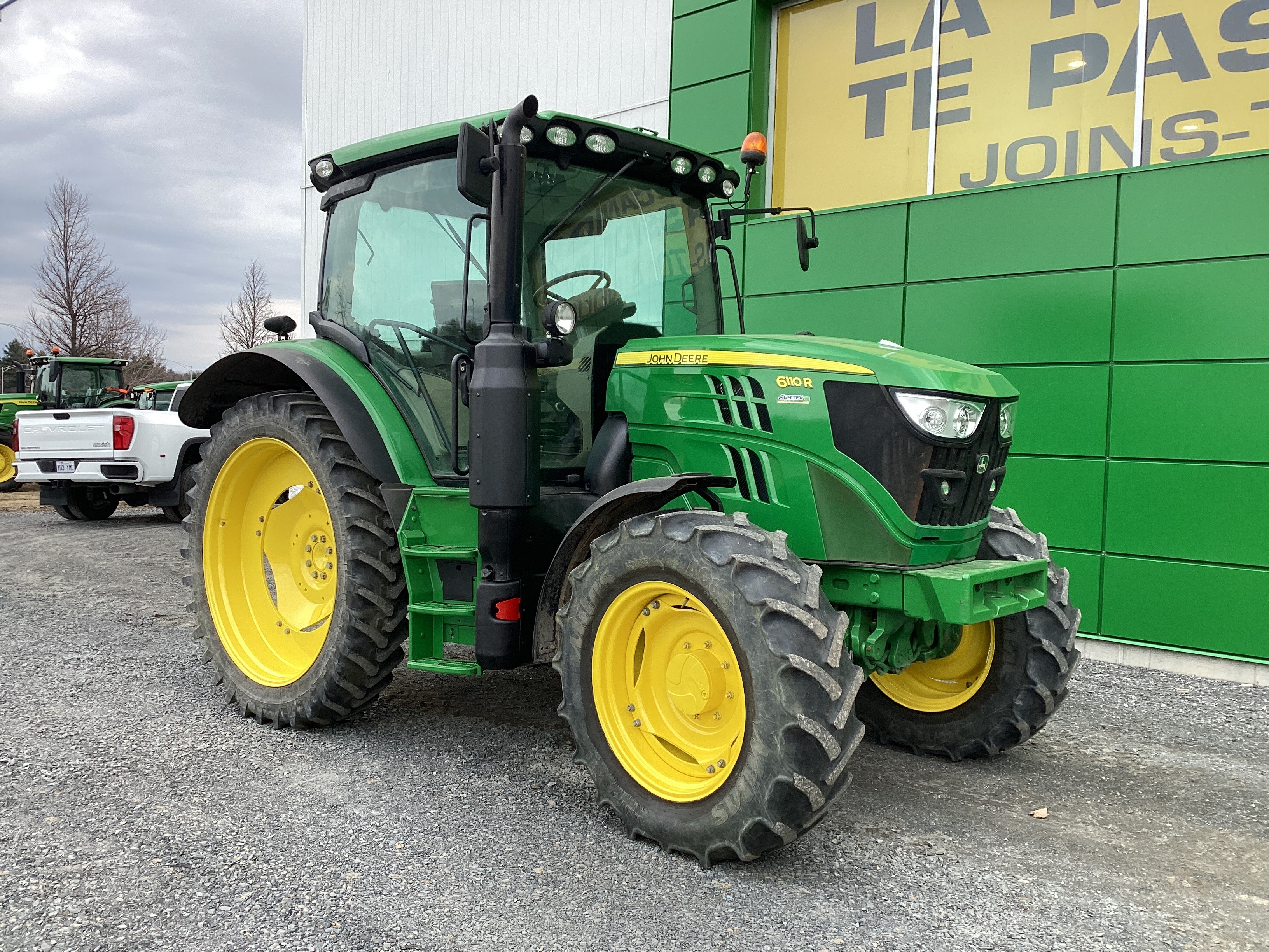 John Deere 6110R  