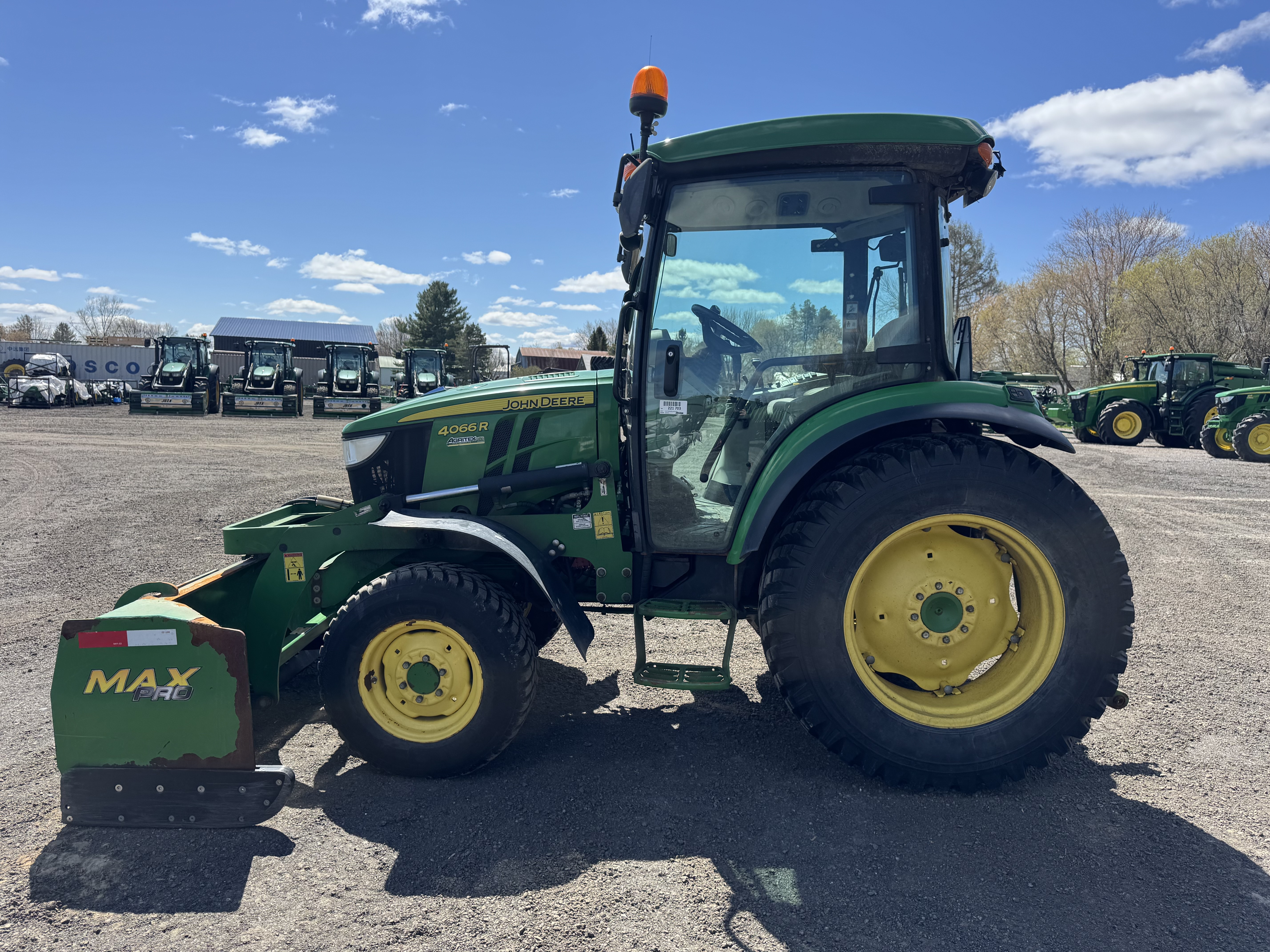John Deere 4066R GRATTE NOKIAN    