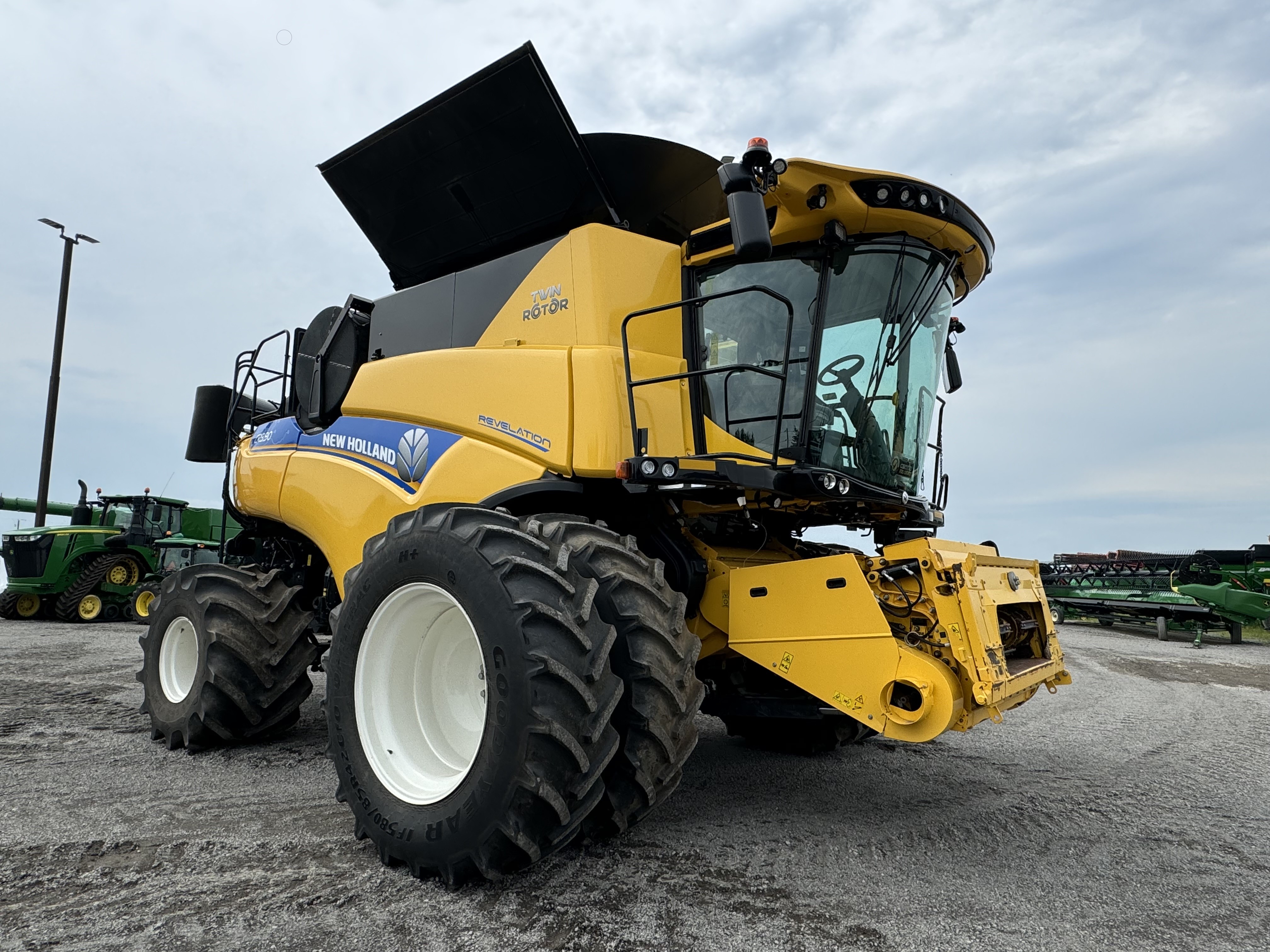 New Holland CR8.90