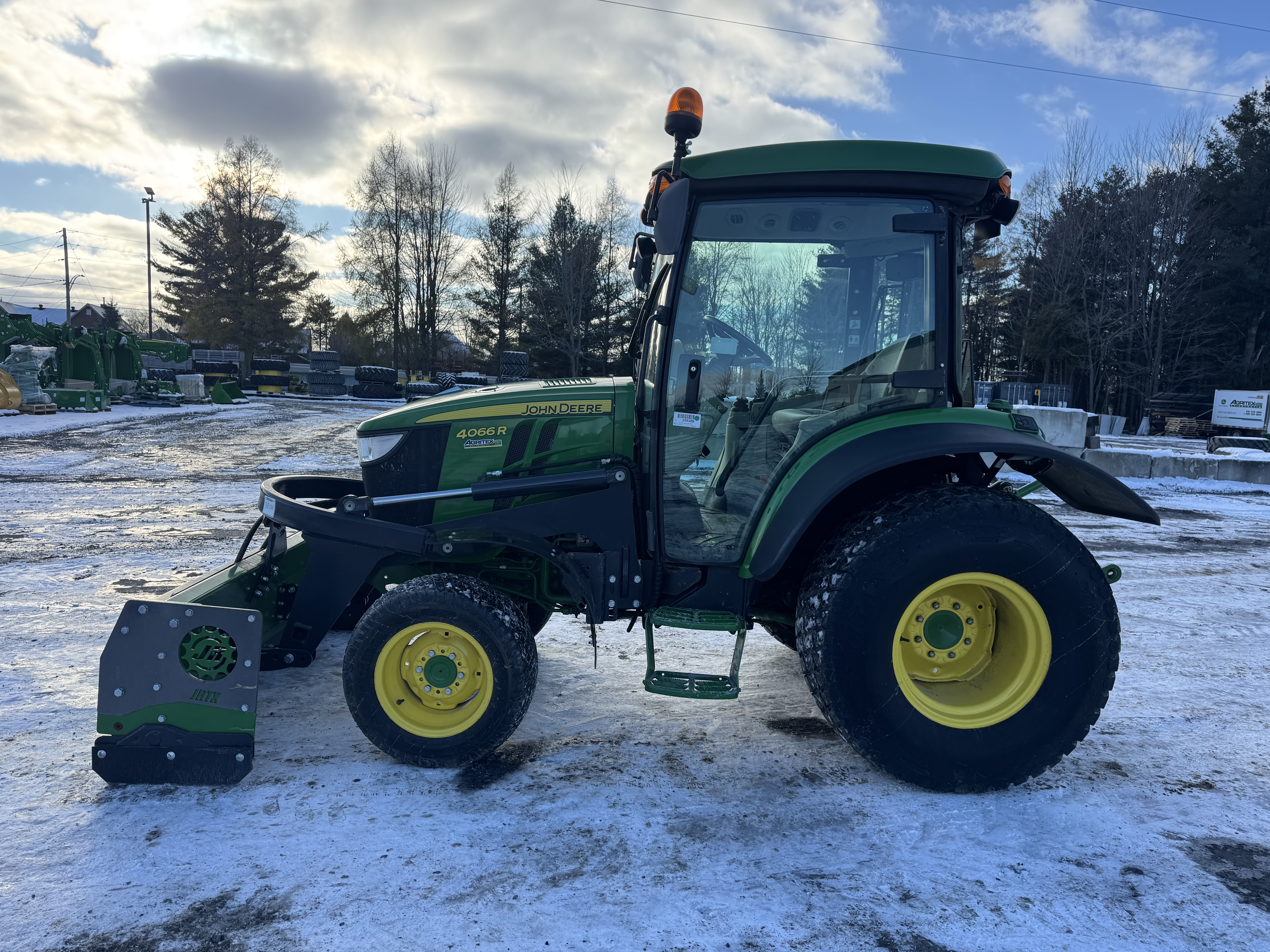 John Deere 4066R TURF GRATTE 