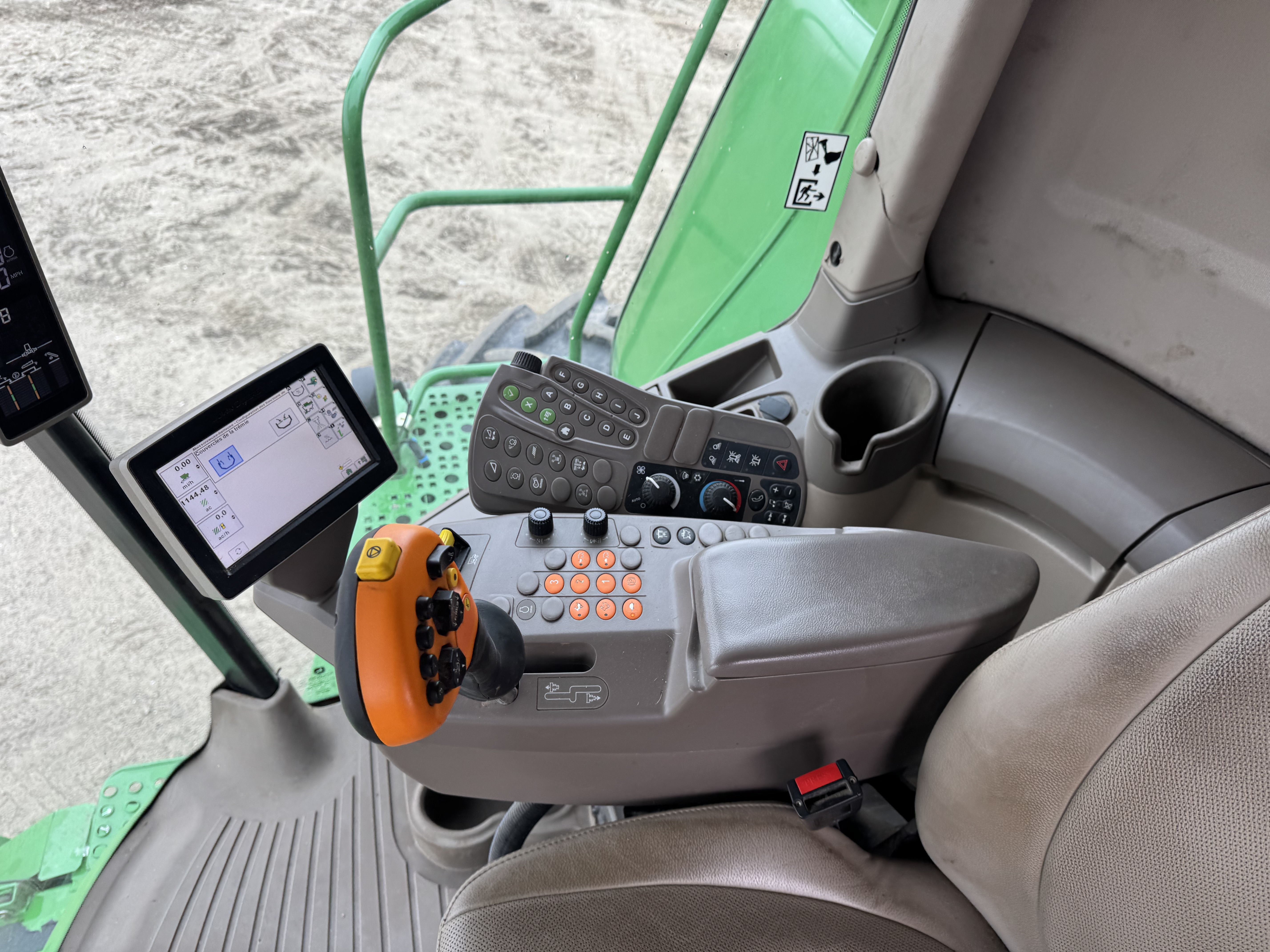 John Deere T670 