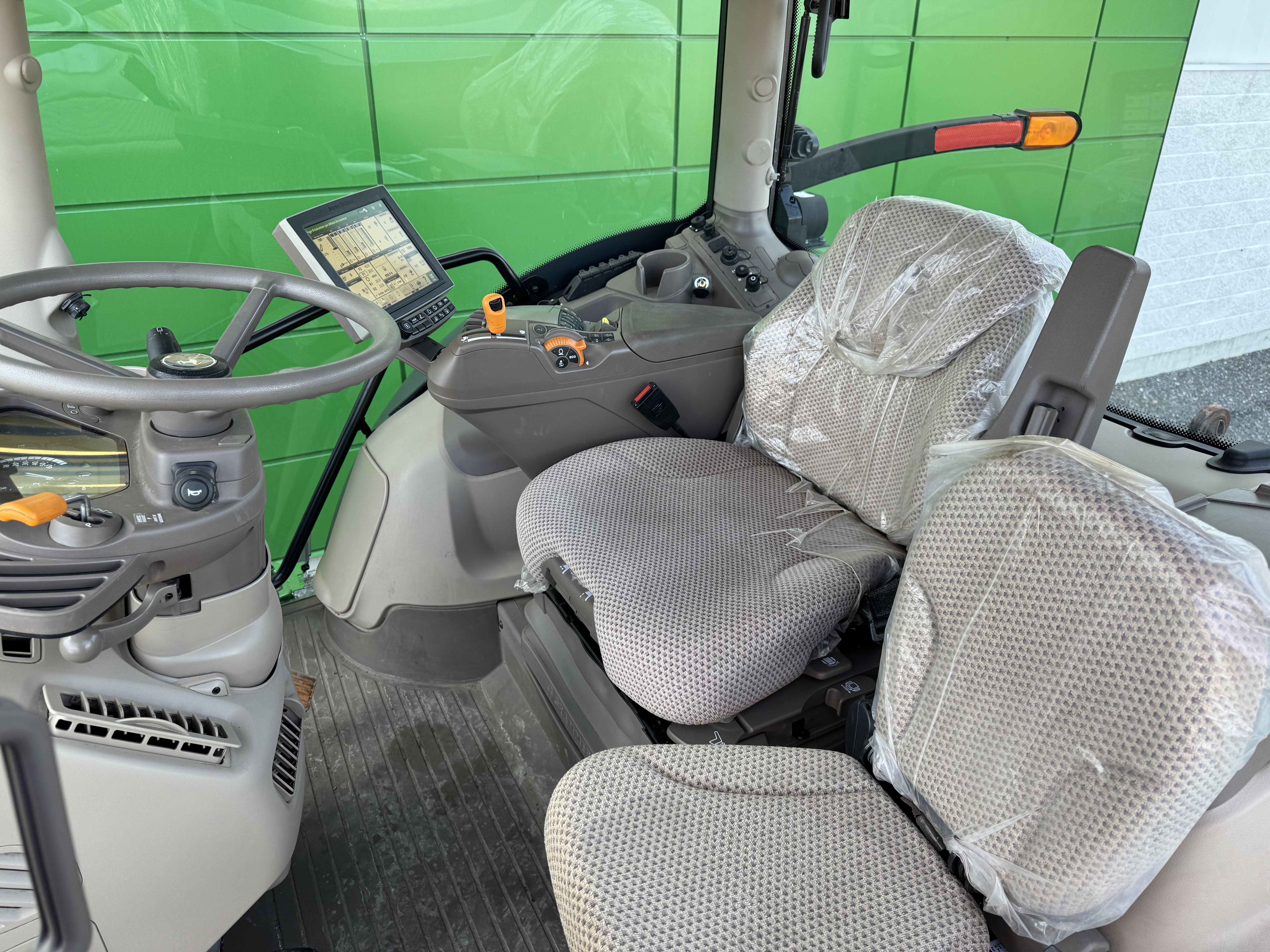 John Deere 6175R  