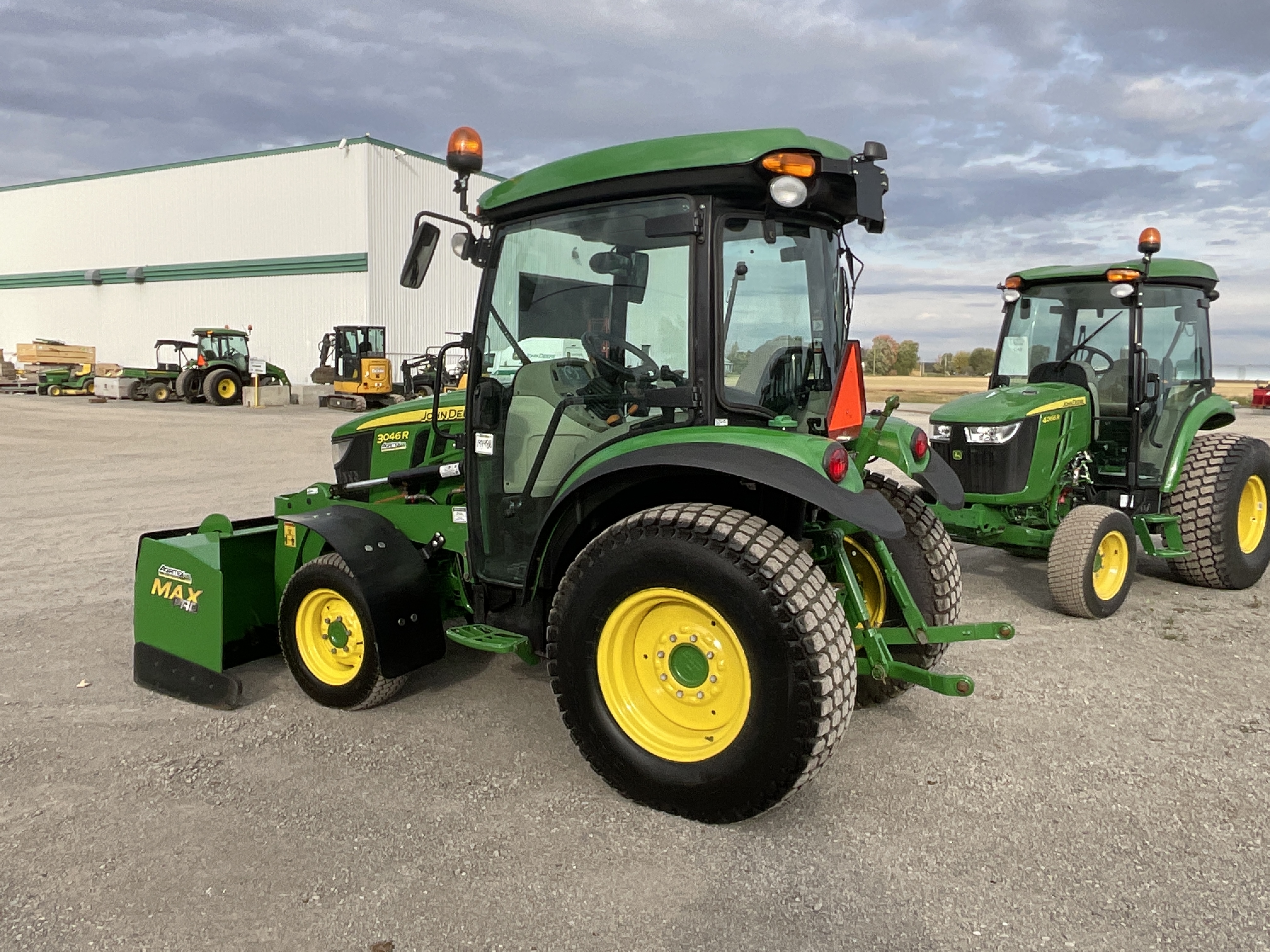 John Deere 3046R