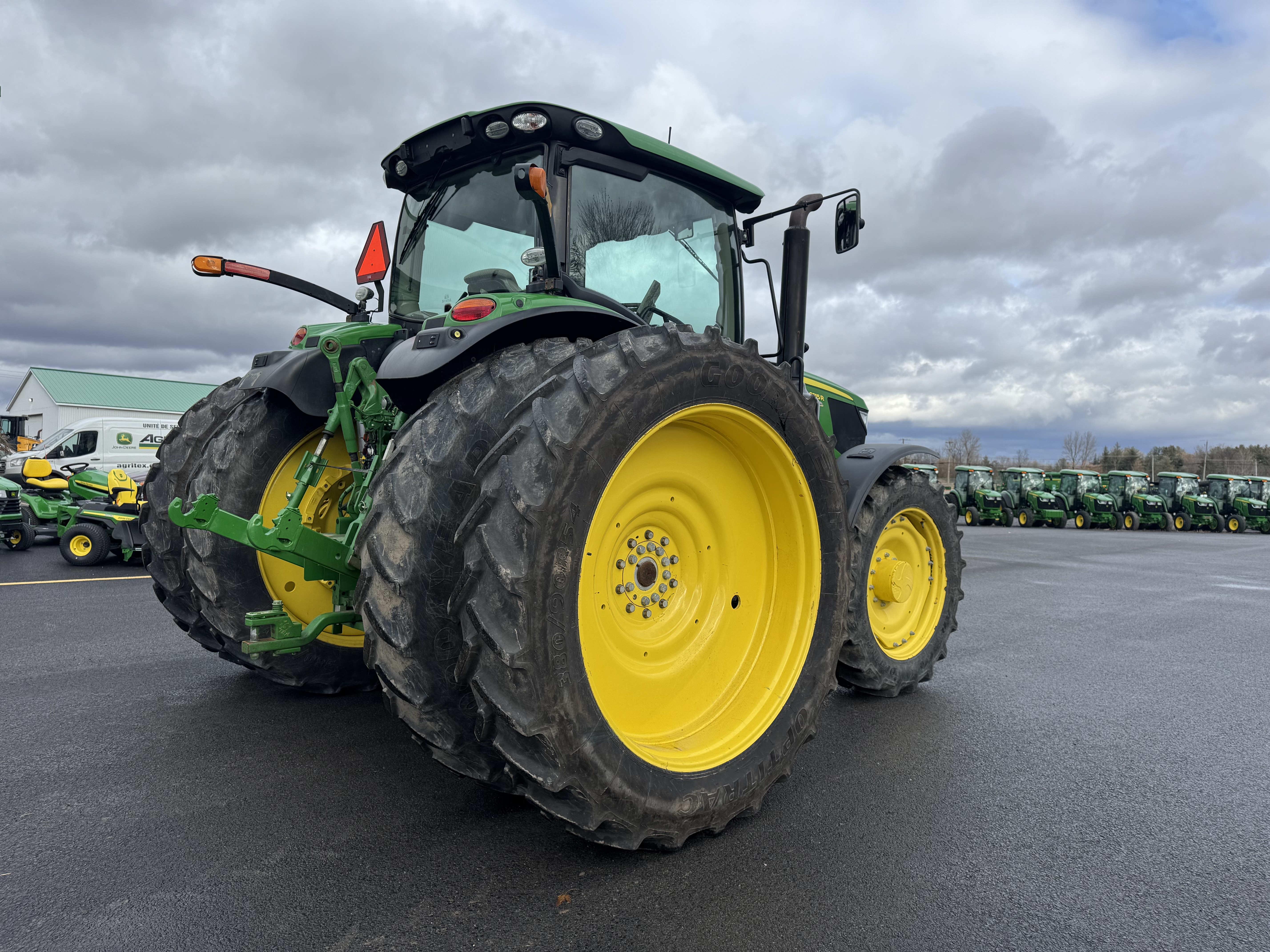 John Deere 6215R 