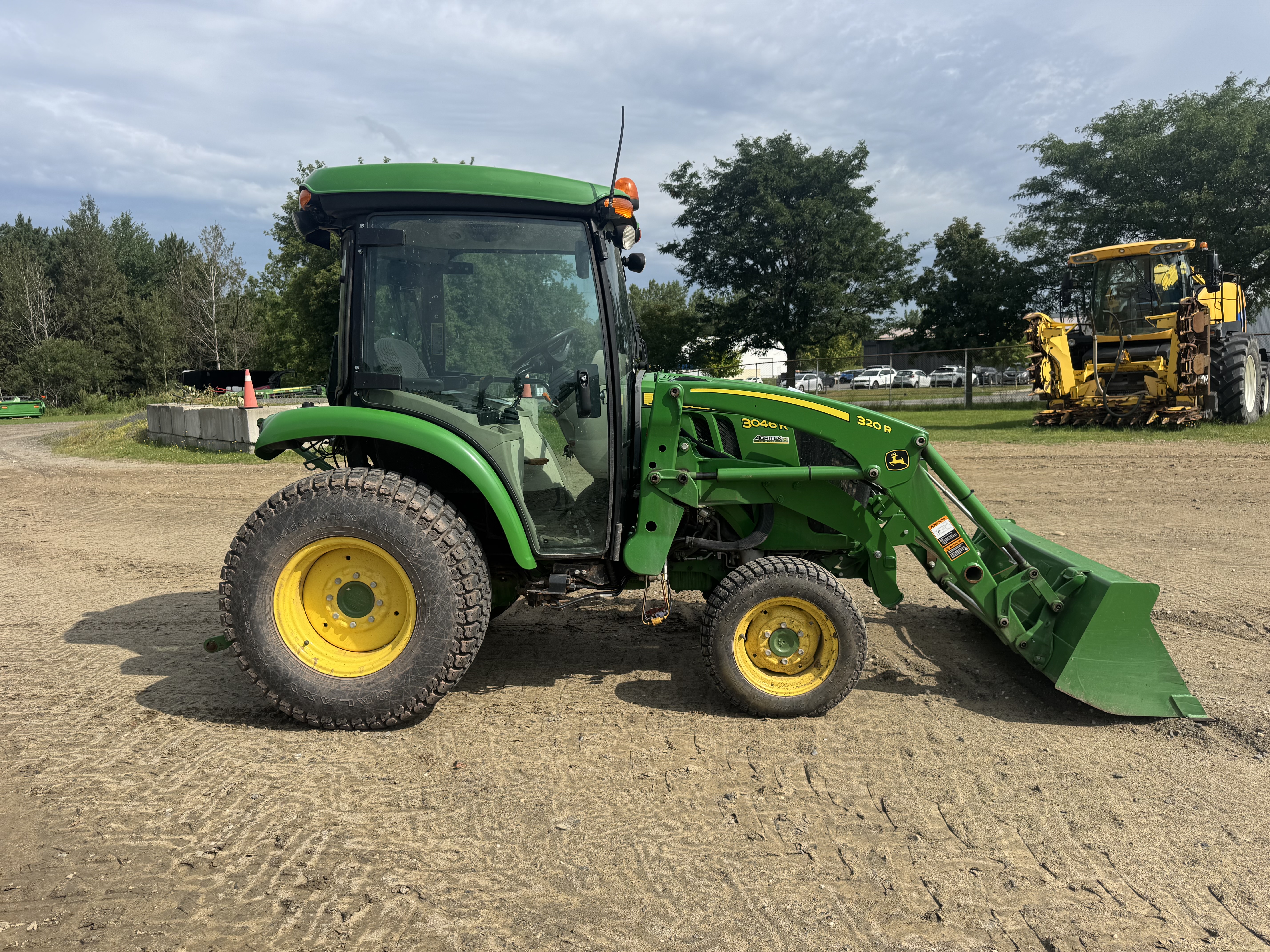 John Deere 3046R