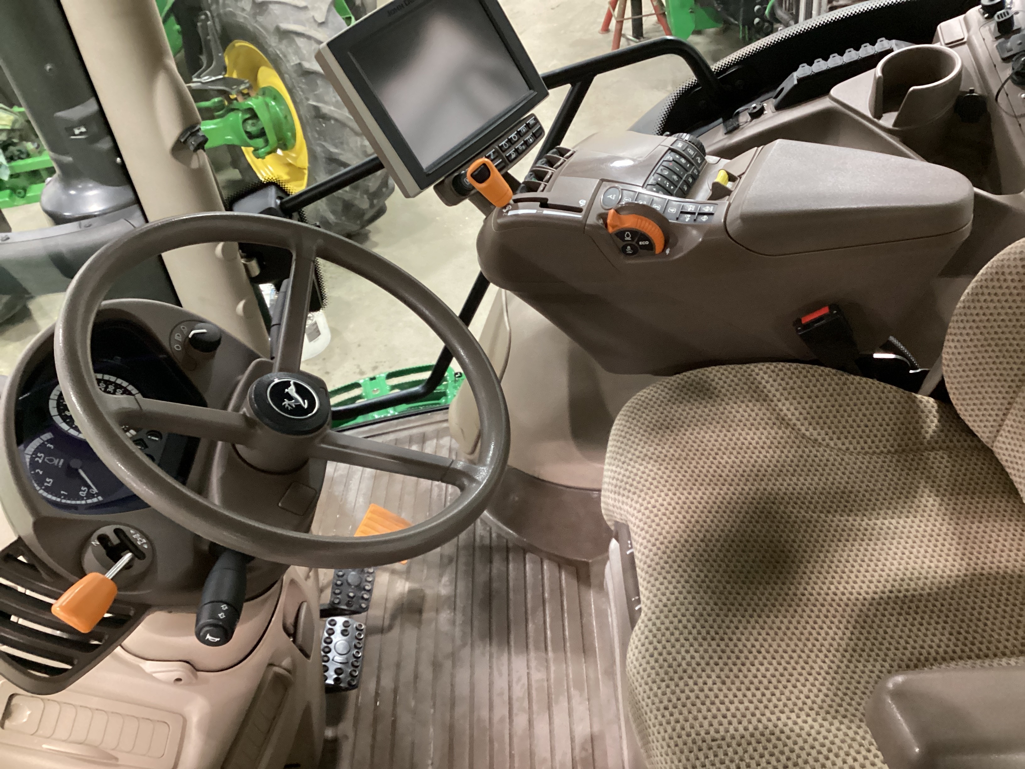 John Deere 6120R 