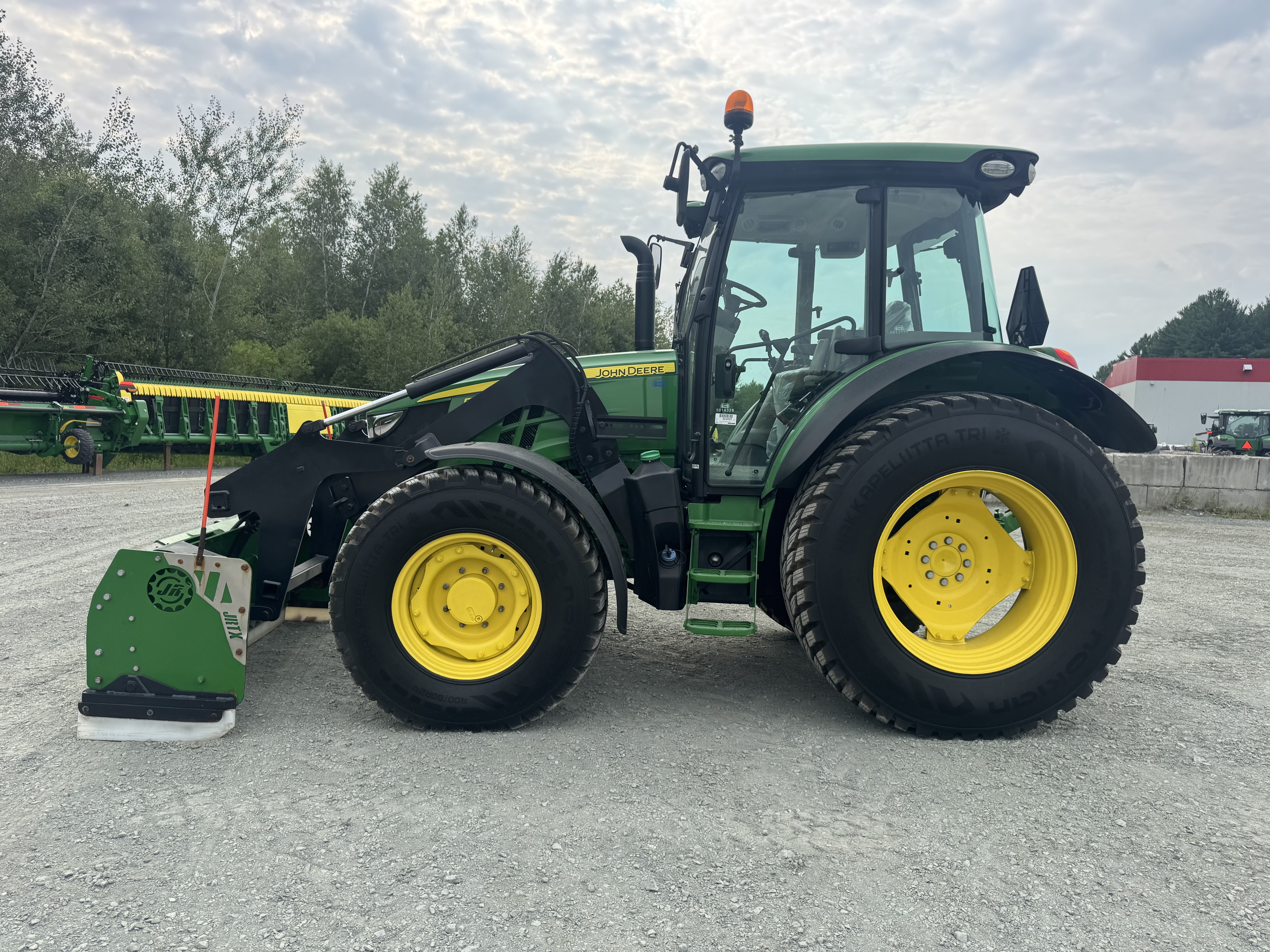 John Deere 5100R NOKIAN GRATTE