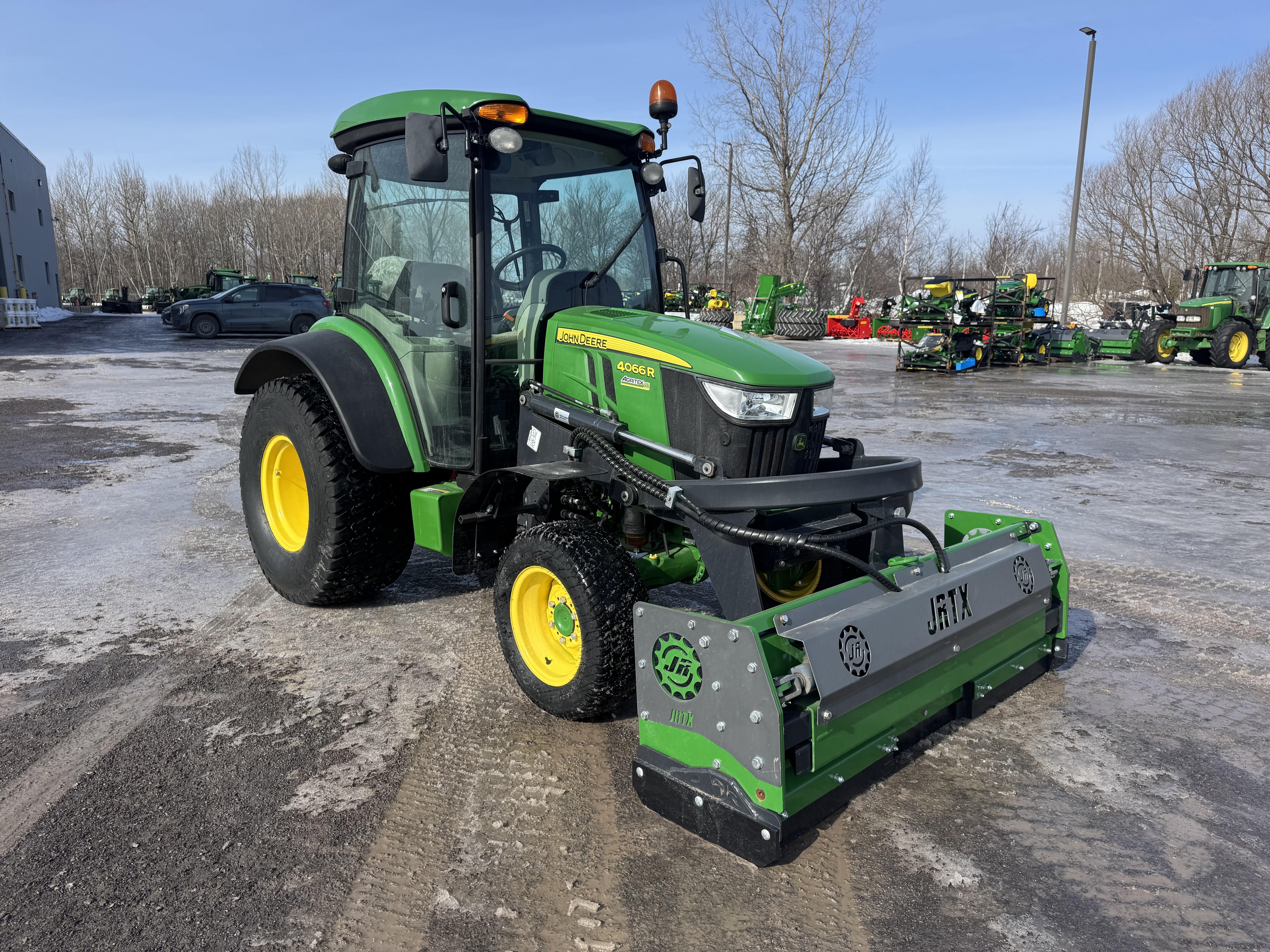 John Deere 4066R TURF GRATTE 