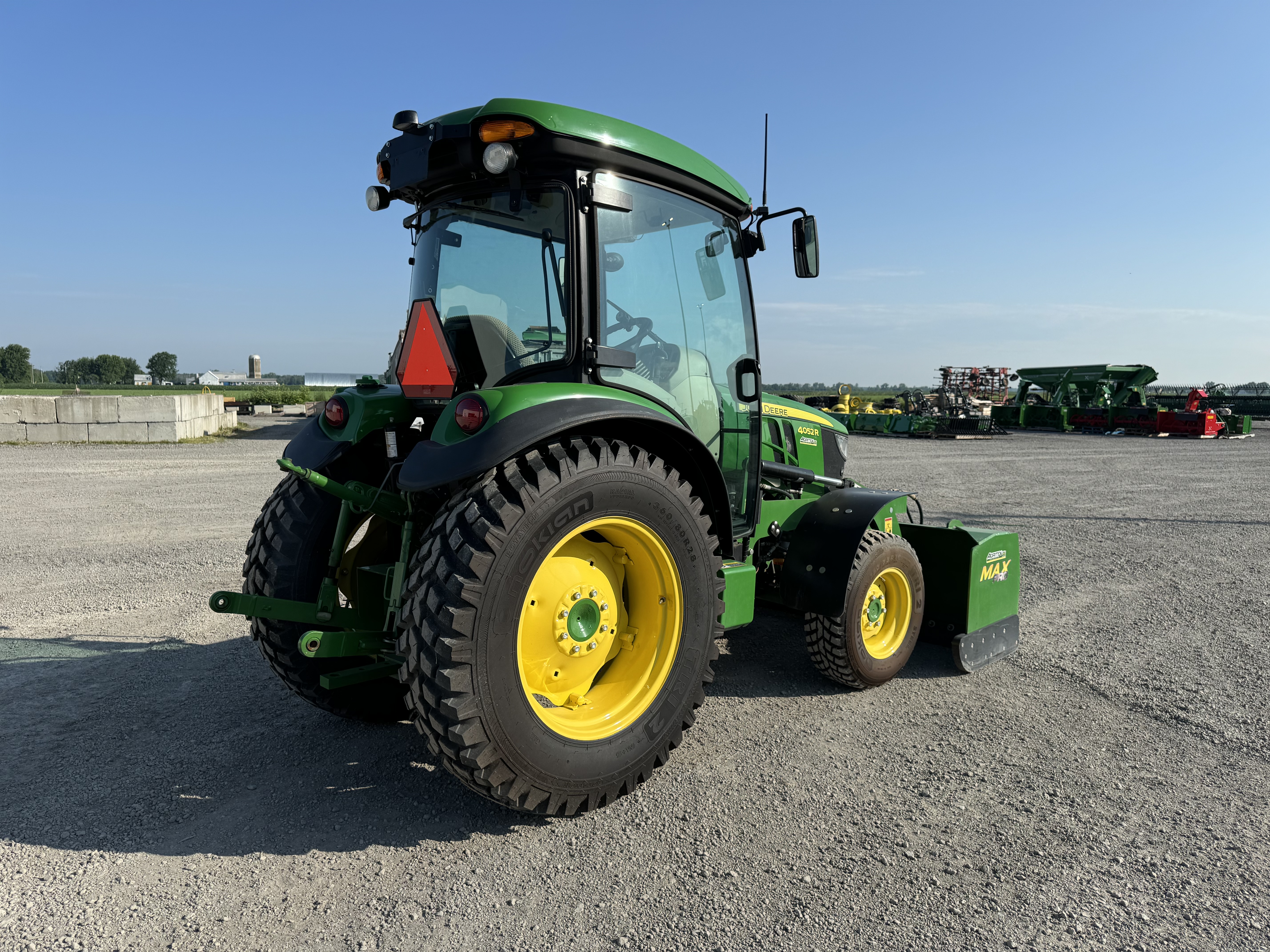 John Deere 4052R GRATTE NOKIAN 