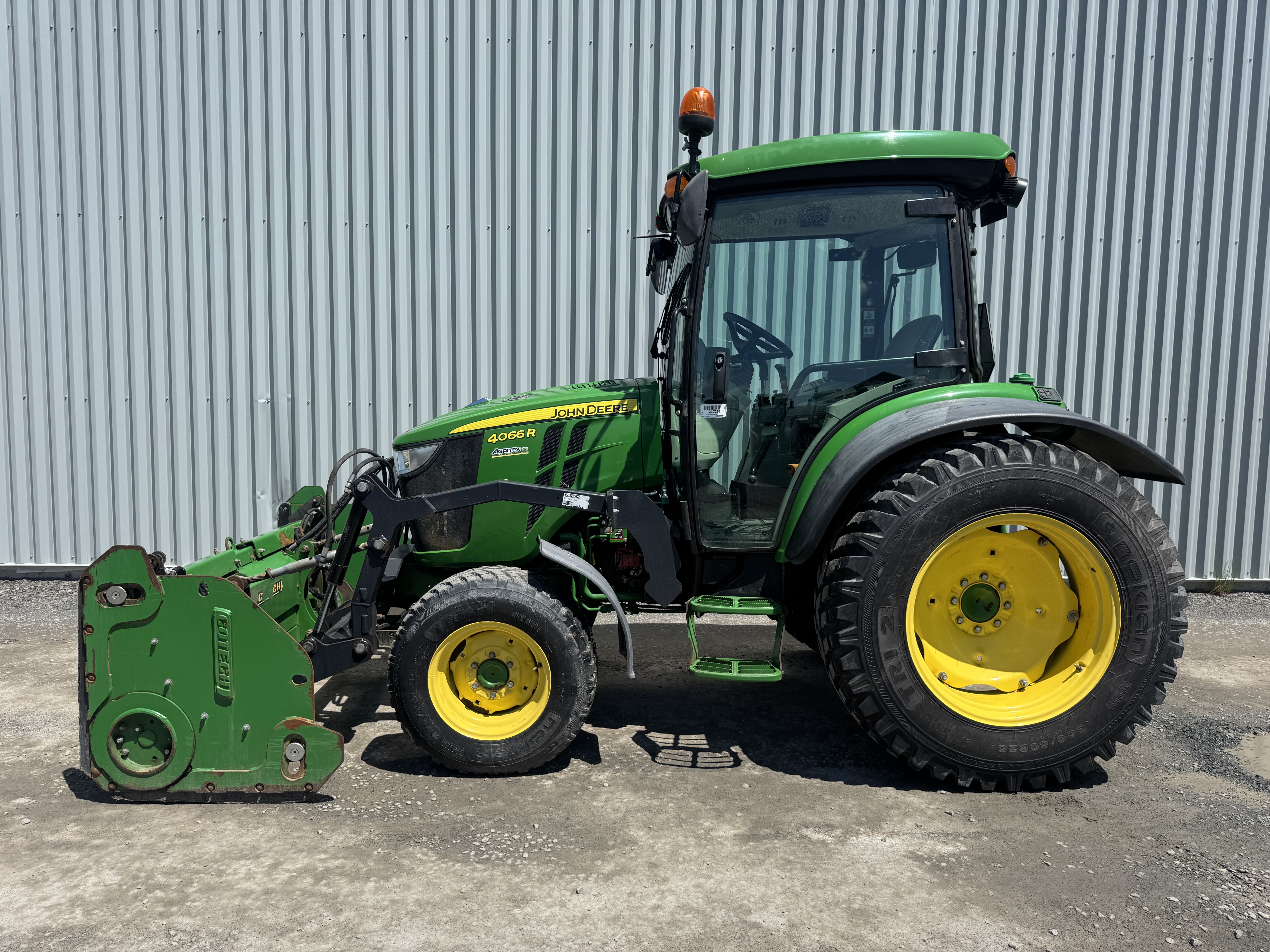 John Deere 4066R GRATTE NOKIAN    