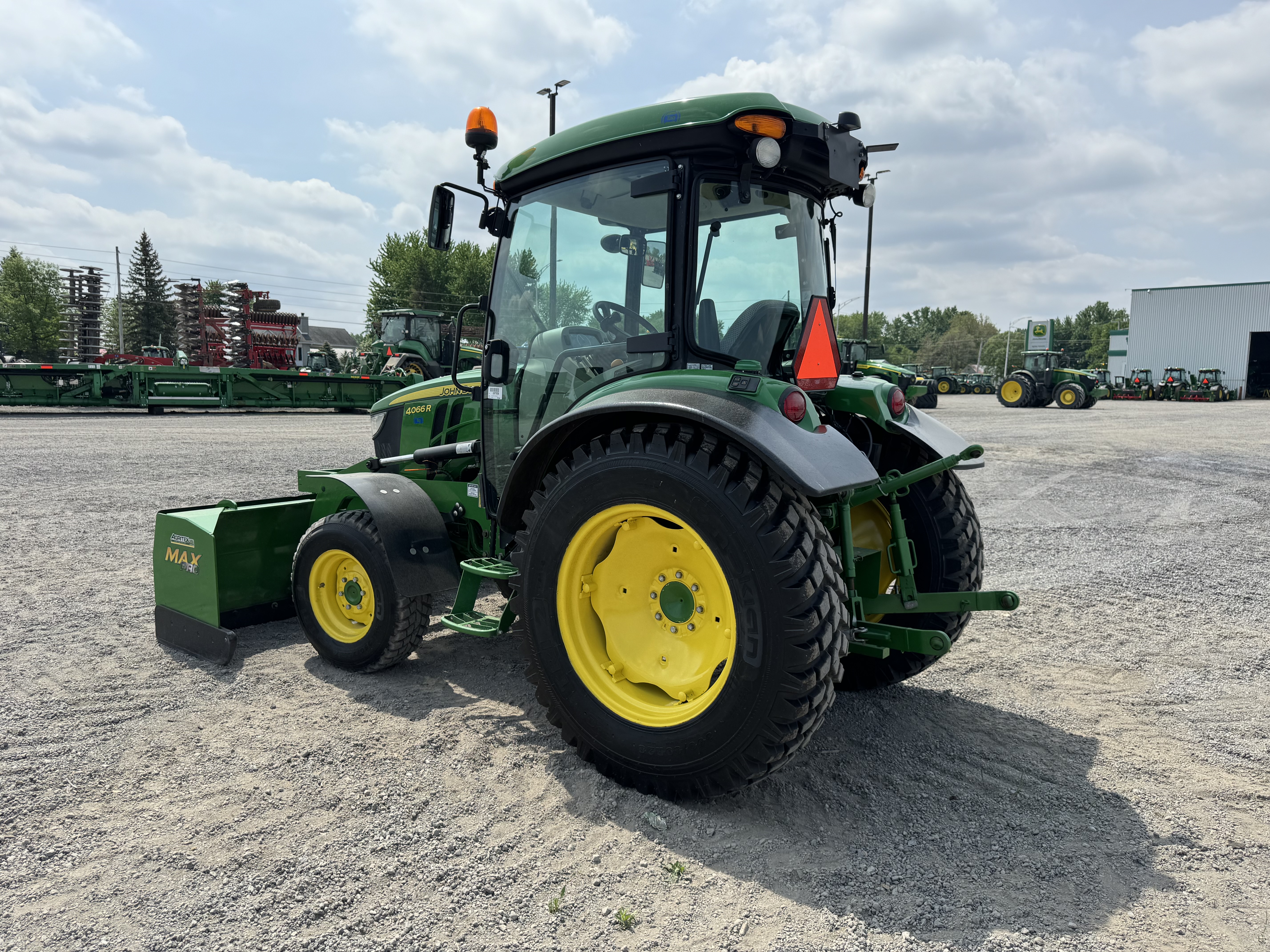 John Deere 4066R GRATTE NOKIAN  