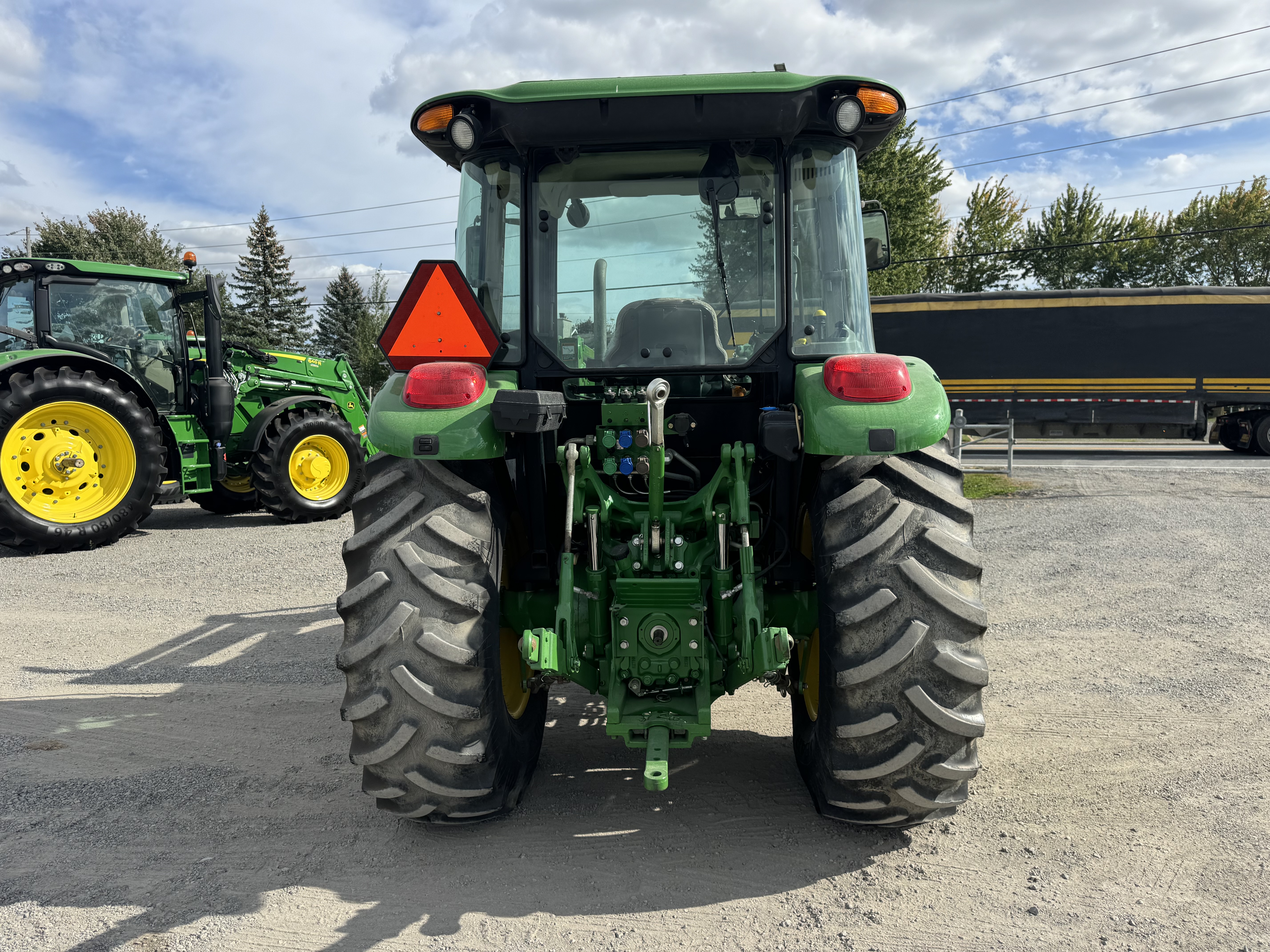 John Deere 5085M 