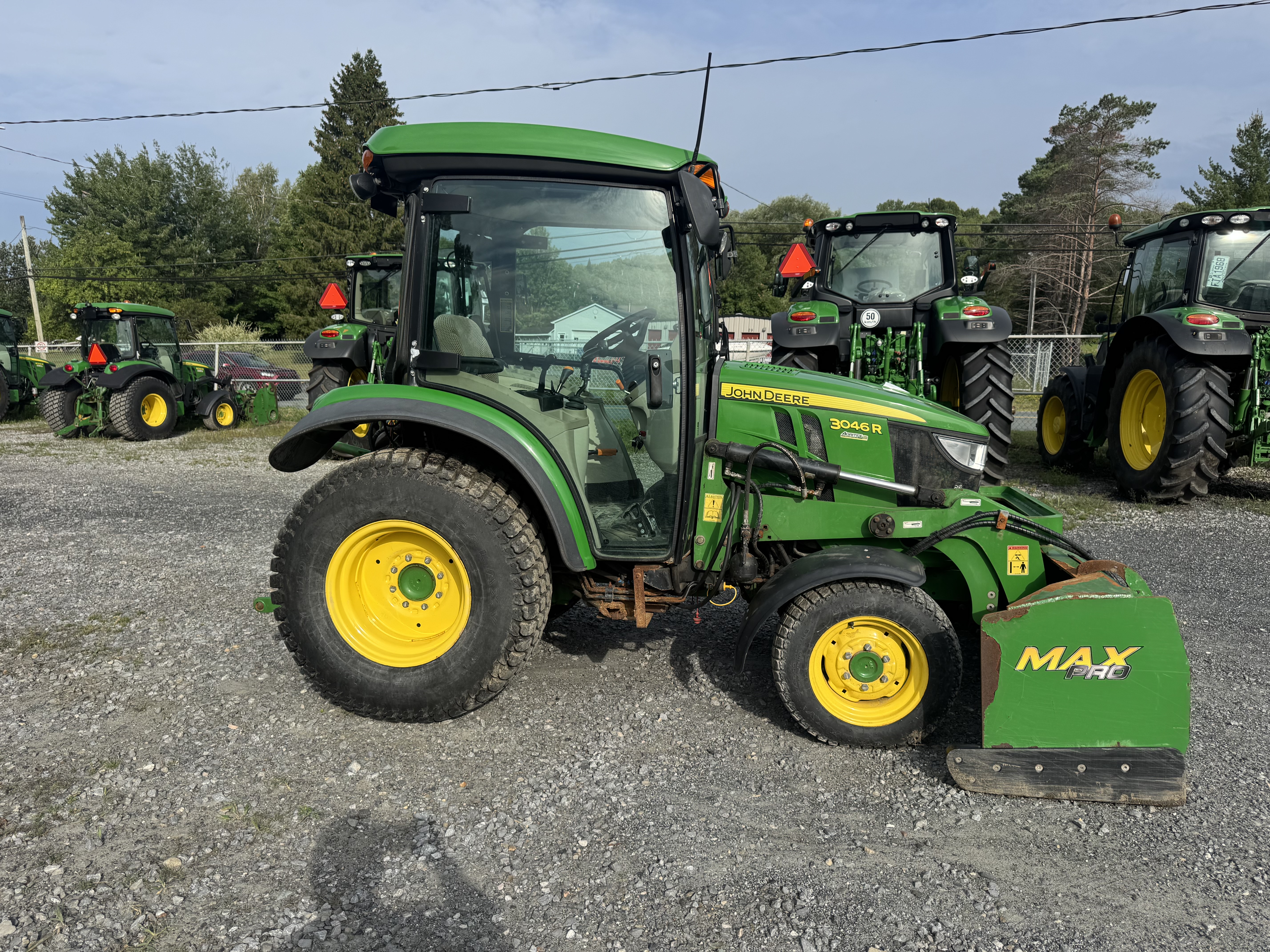 John Deere 3046R GRATTE