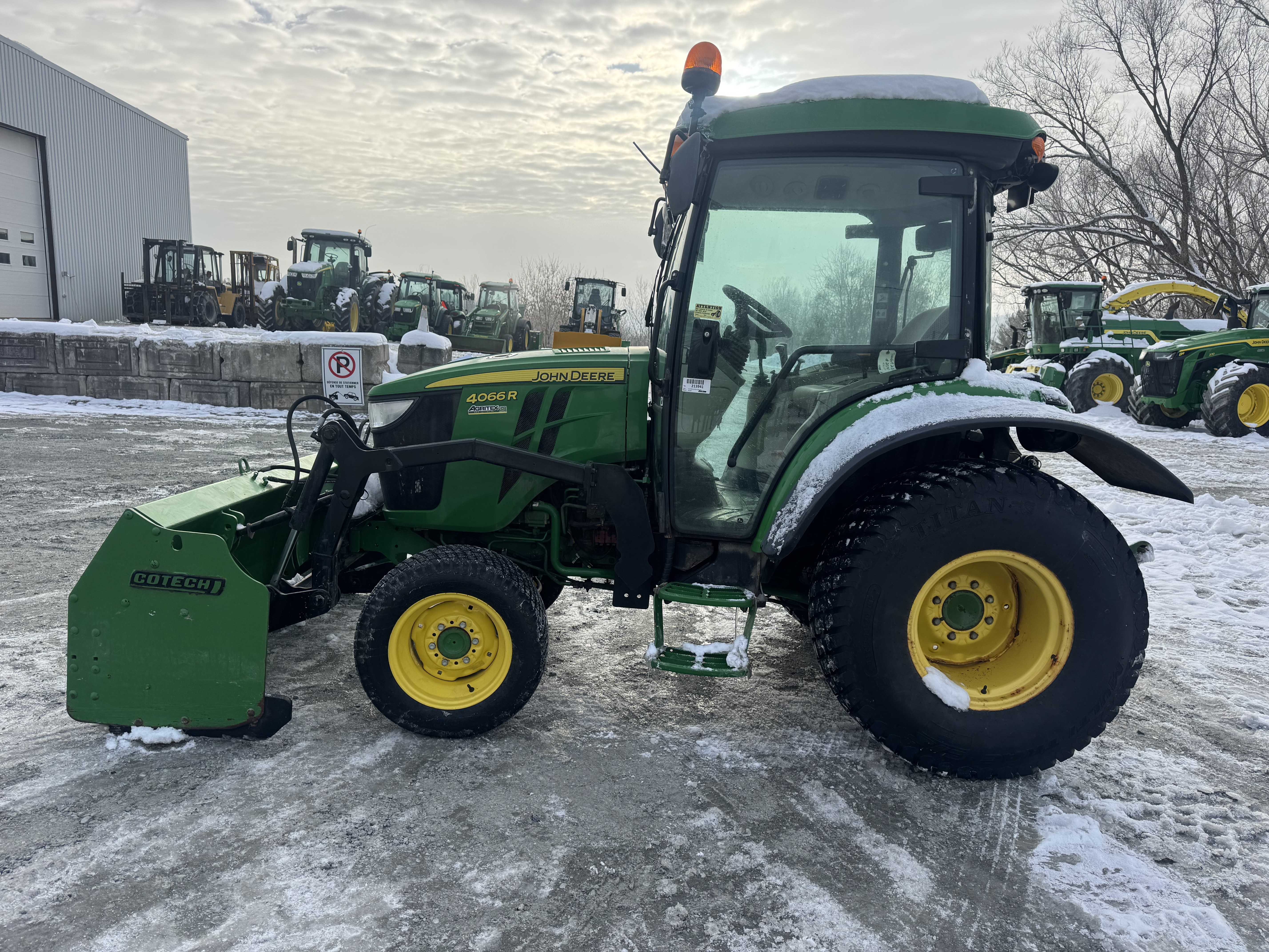 John Deere 4066R TURF GRATTE 