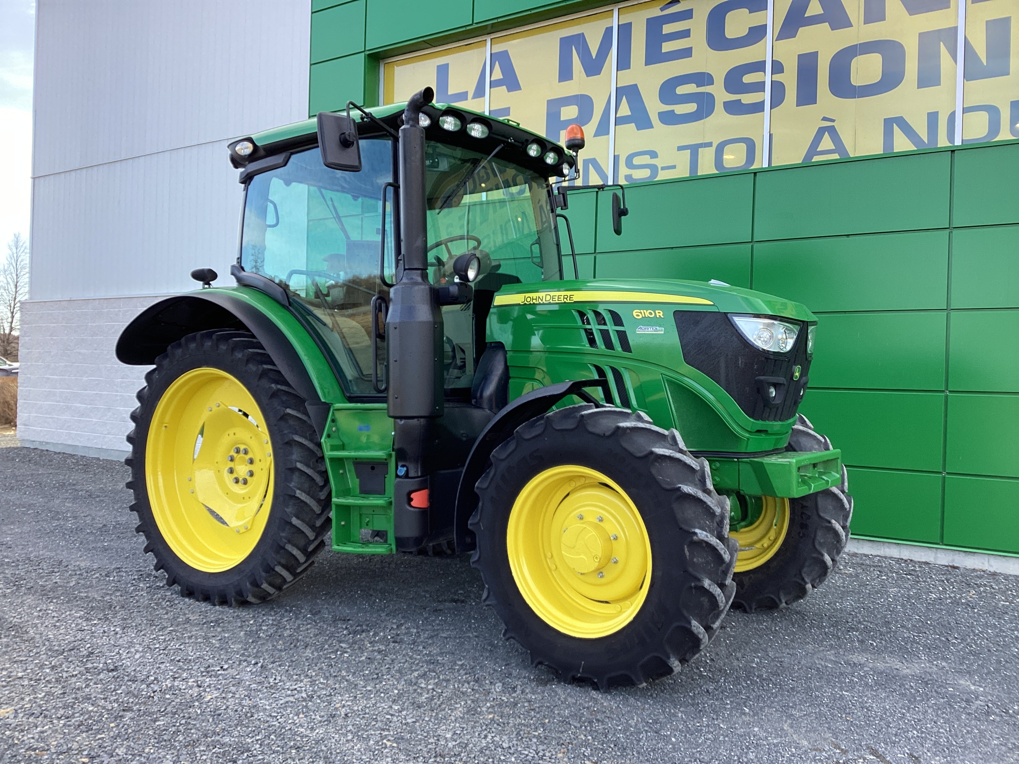 John Deere 6110R  