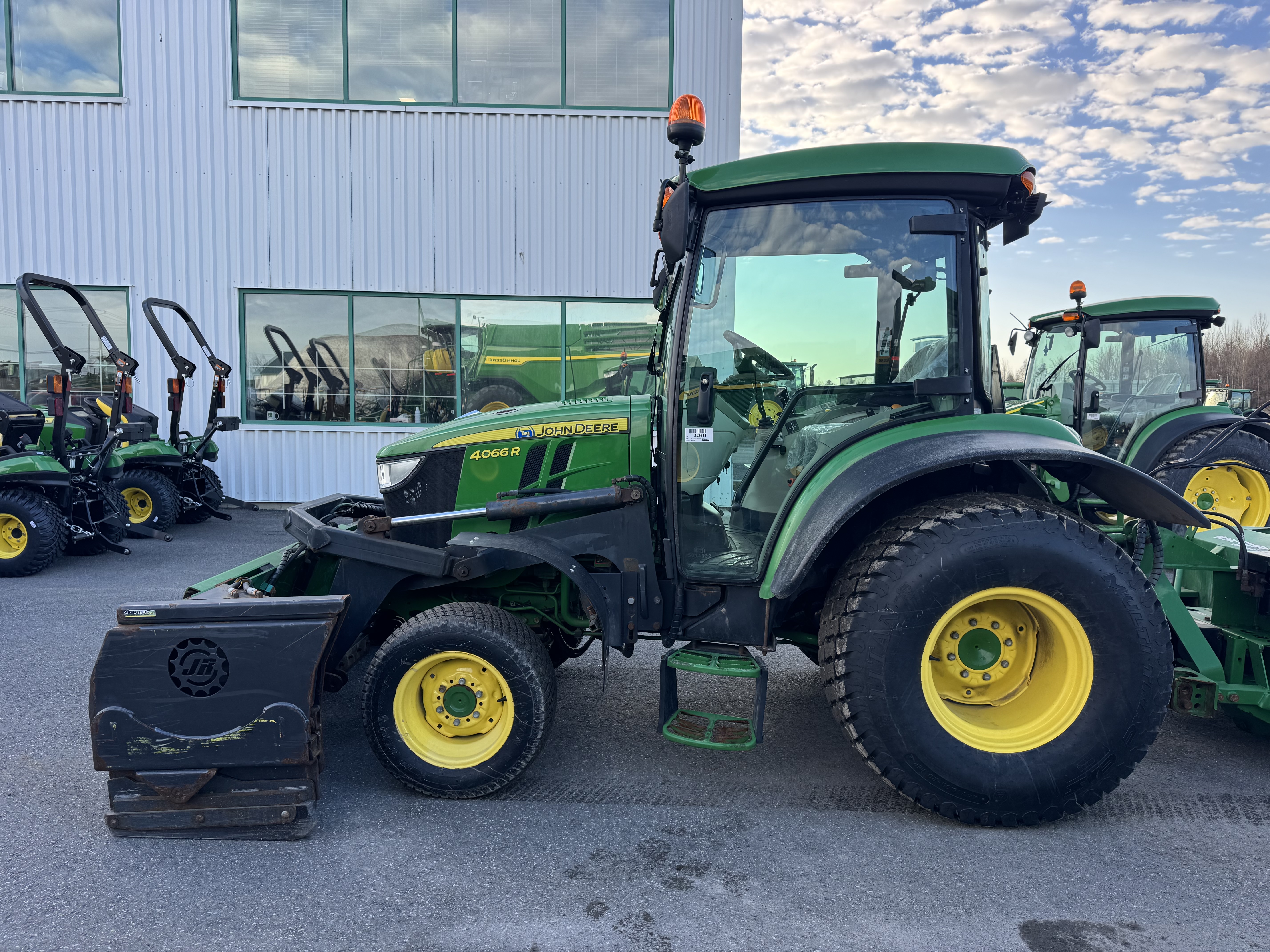 John Deere 4066R GRATTE TURF    