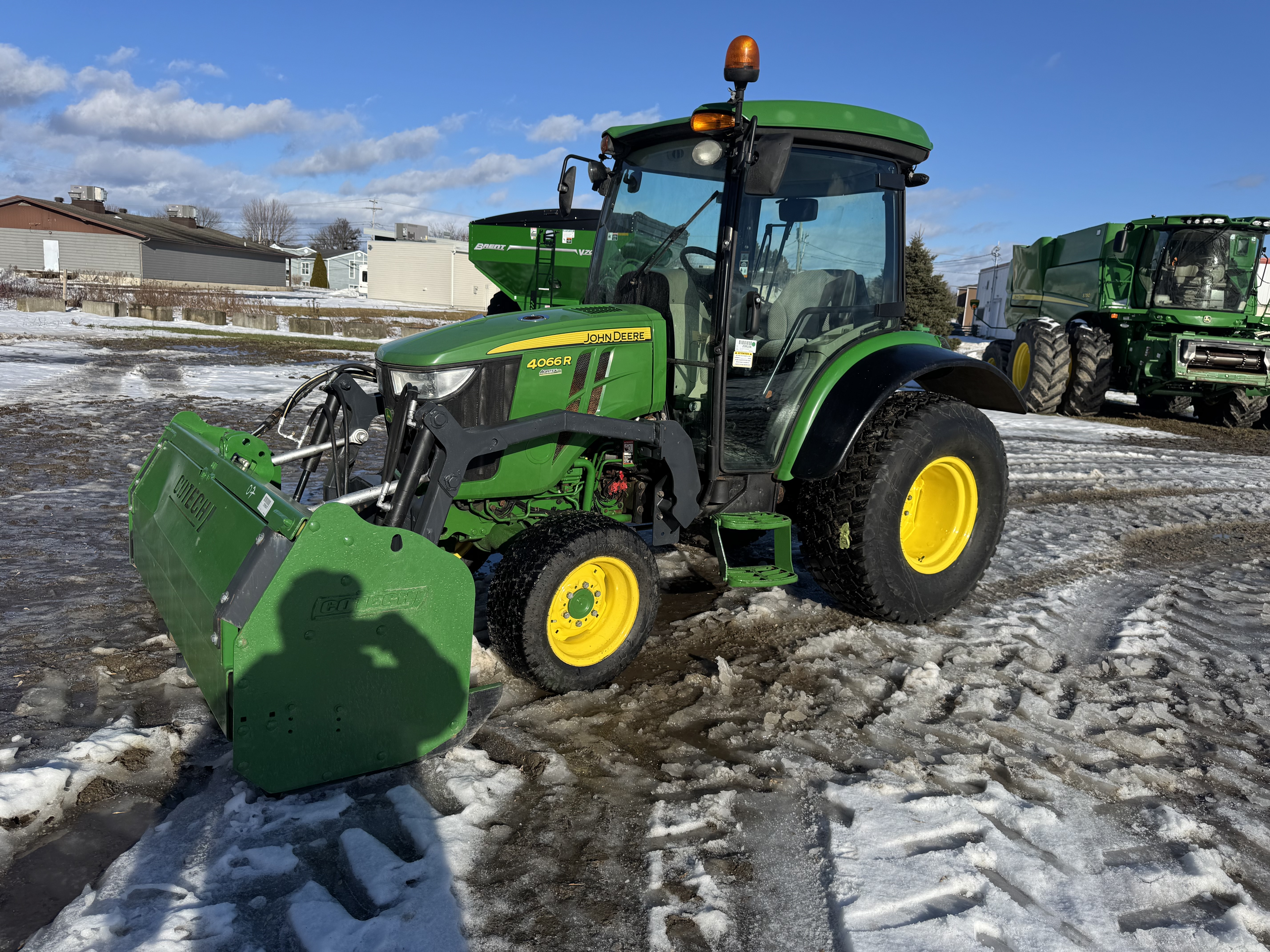 John Deere 4066R GRATTE TURF   