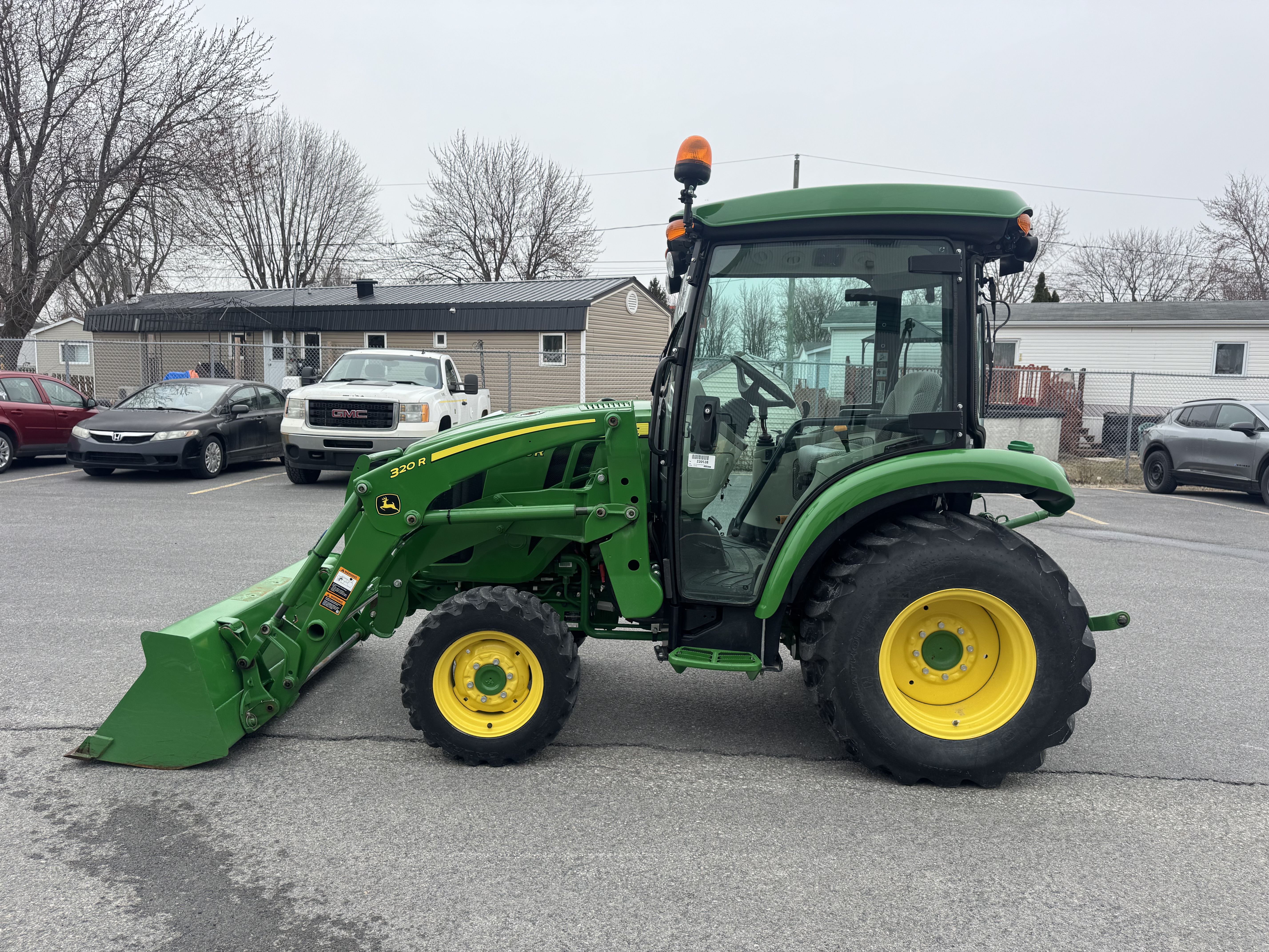 John Deere 3046R
