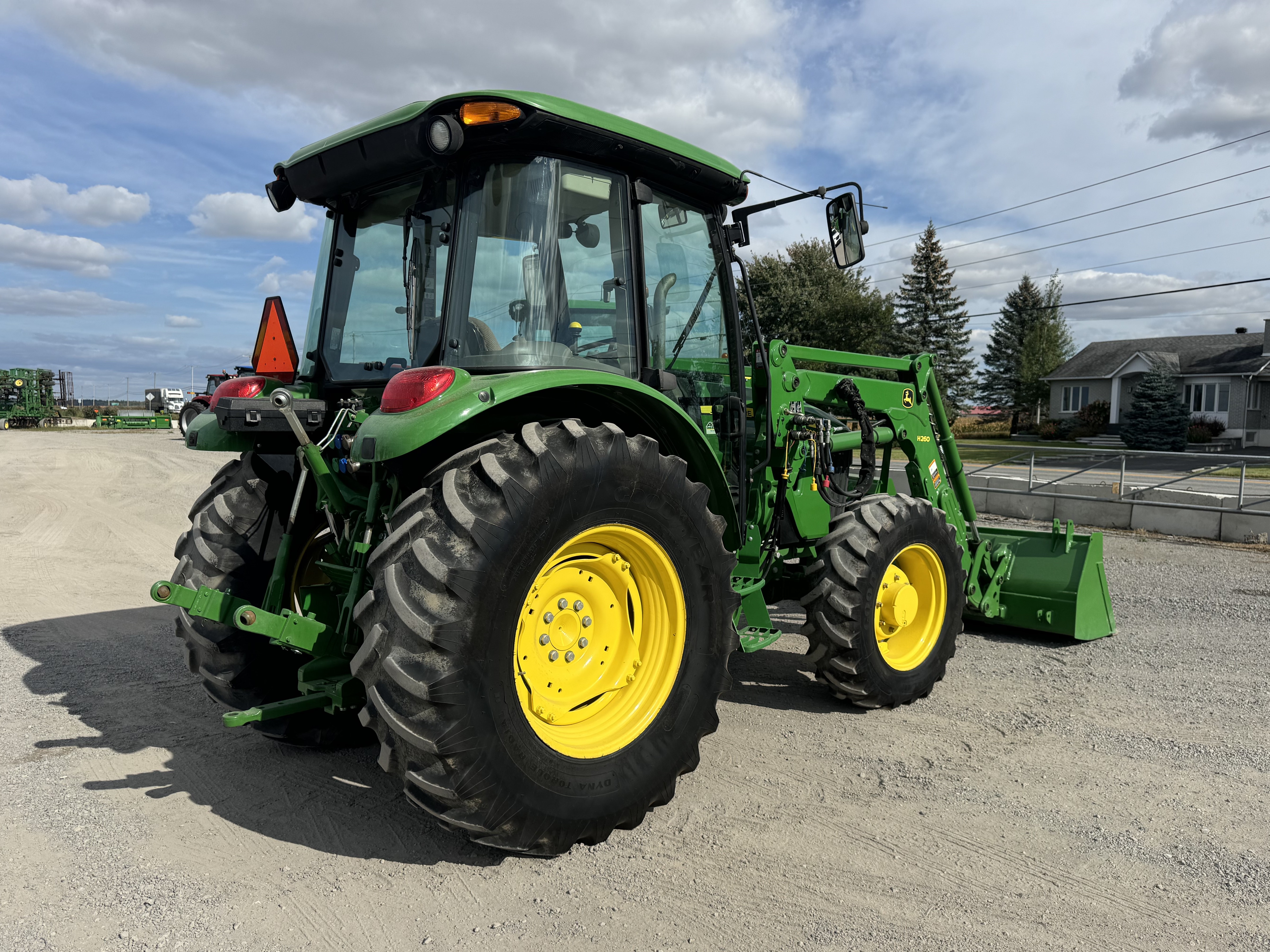 John Deere 5085M 