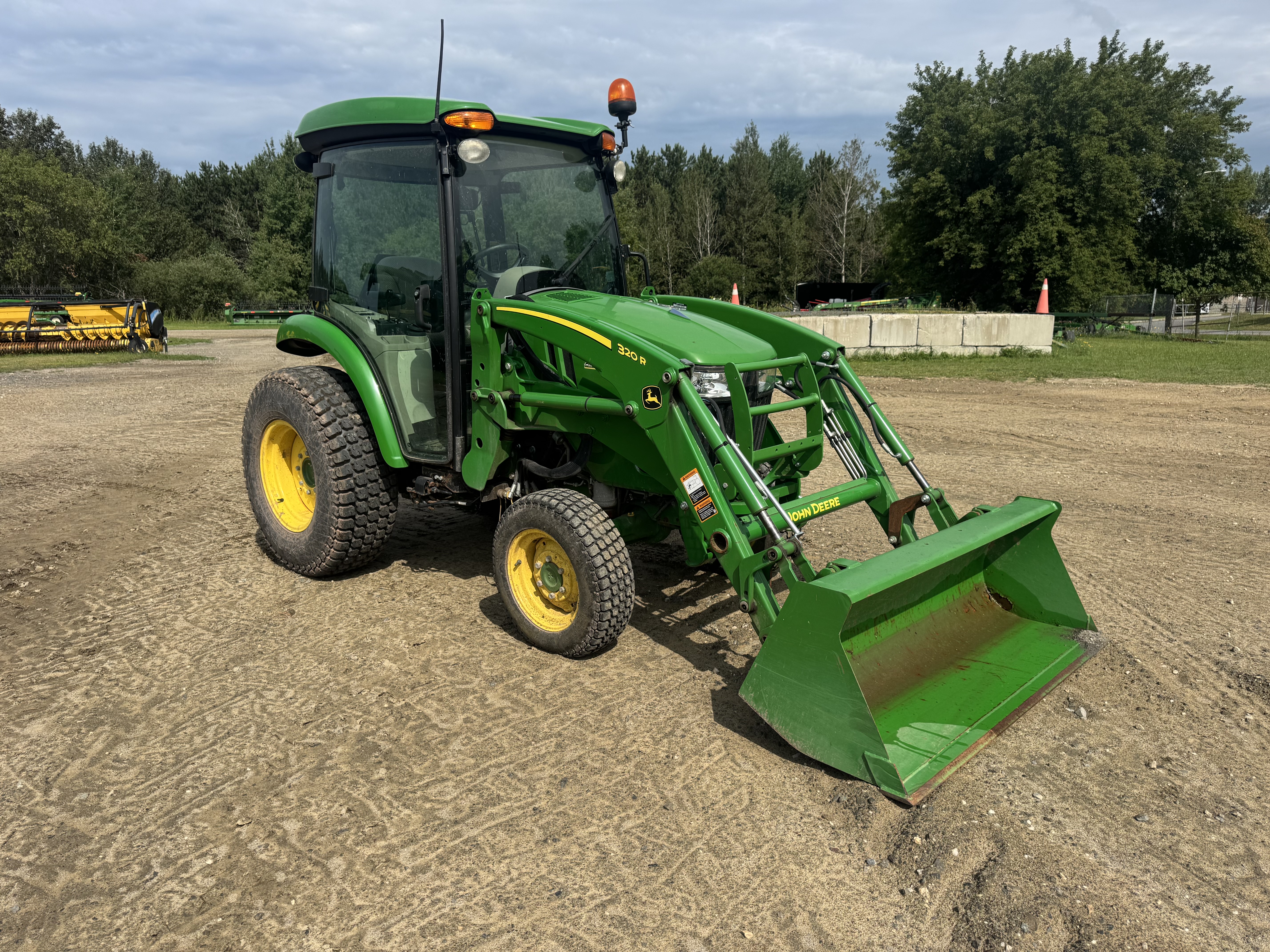 John Deere 3046R