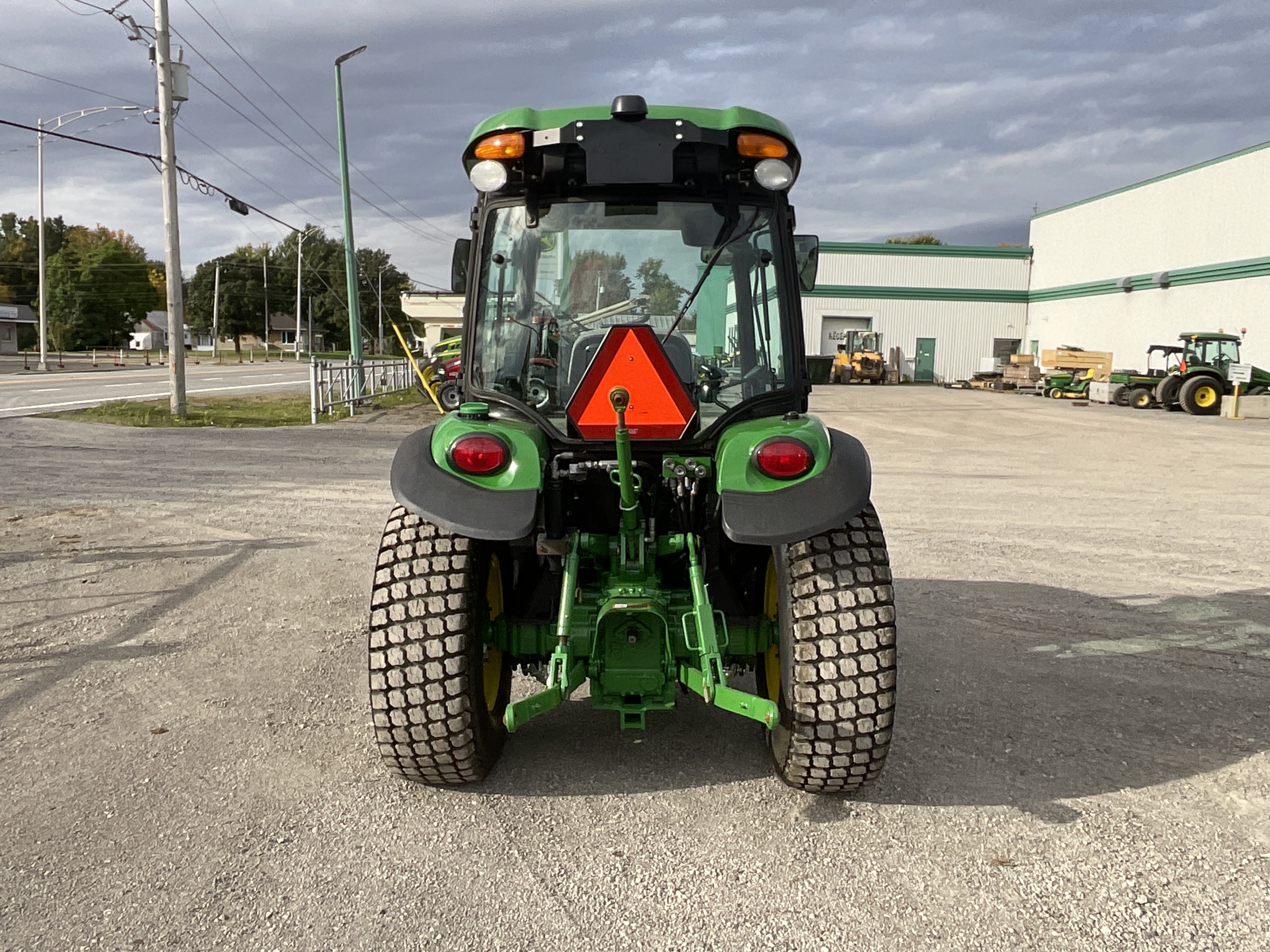 John Deere 3046R