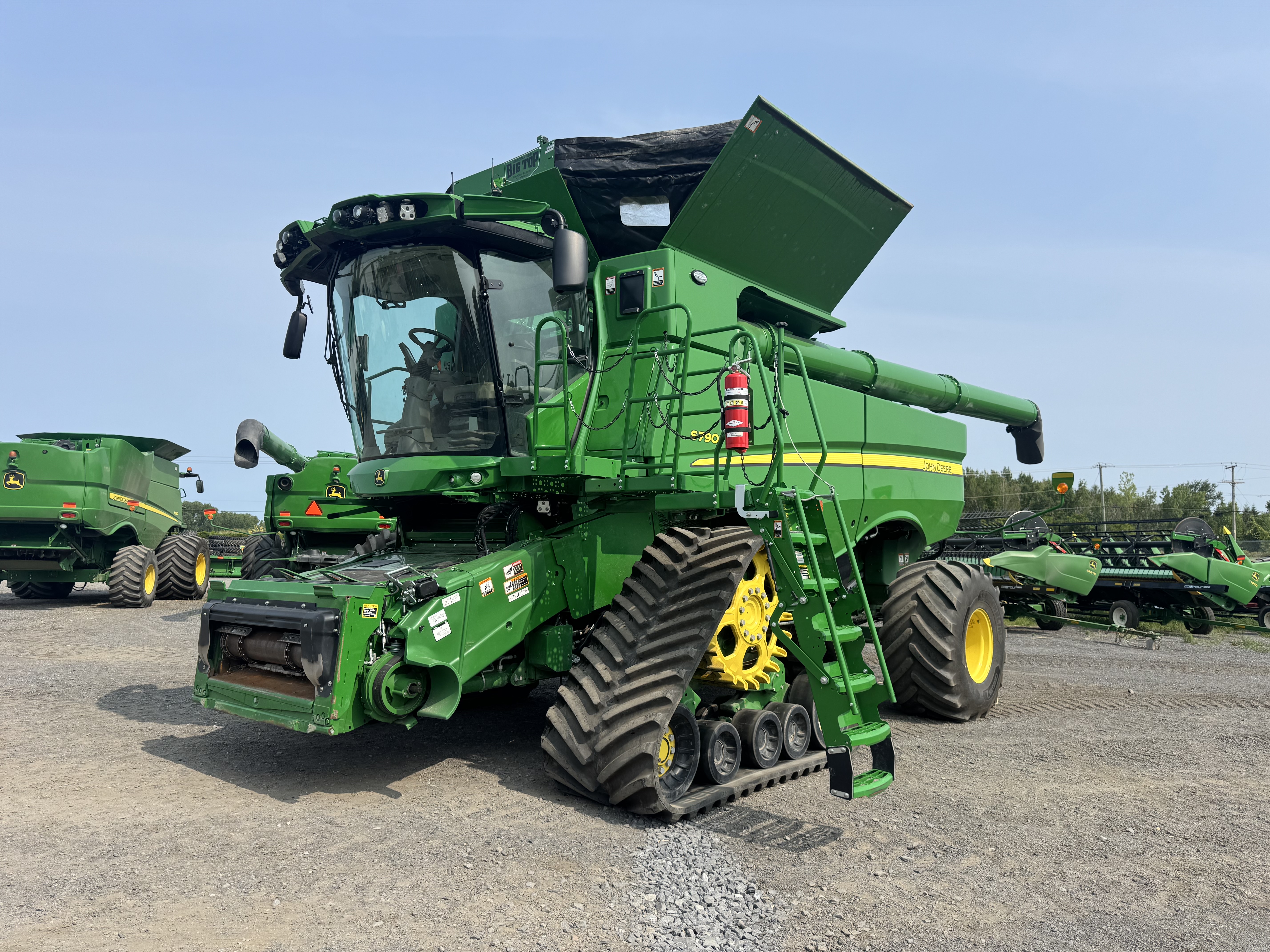 John Deere S790 track