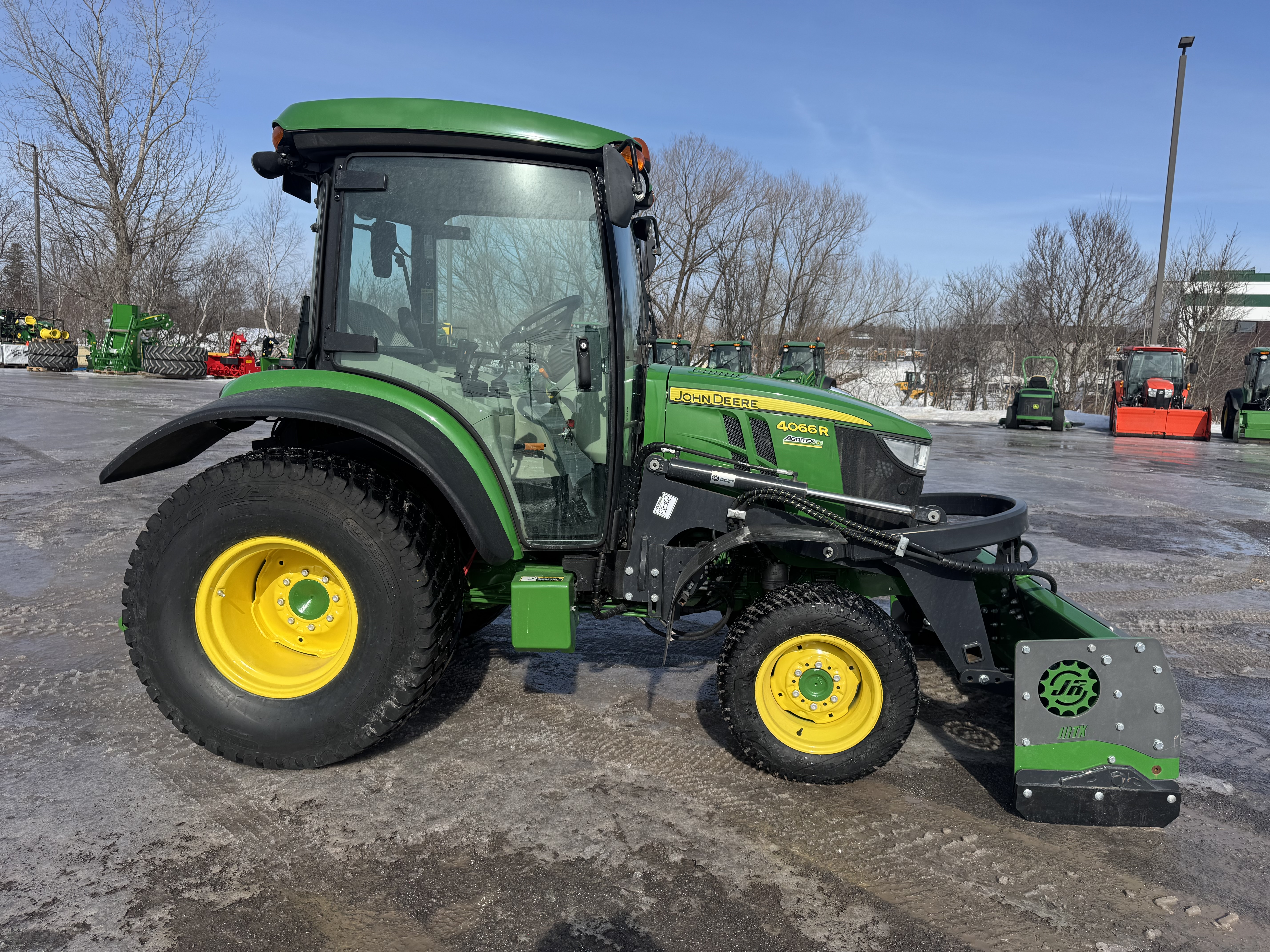 John Deere 4066R TURF GRATTE 