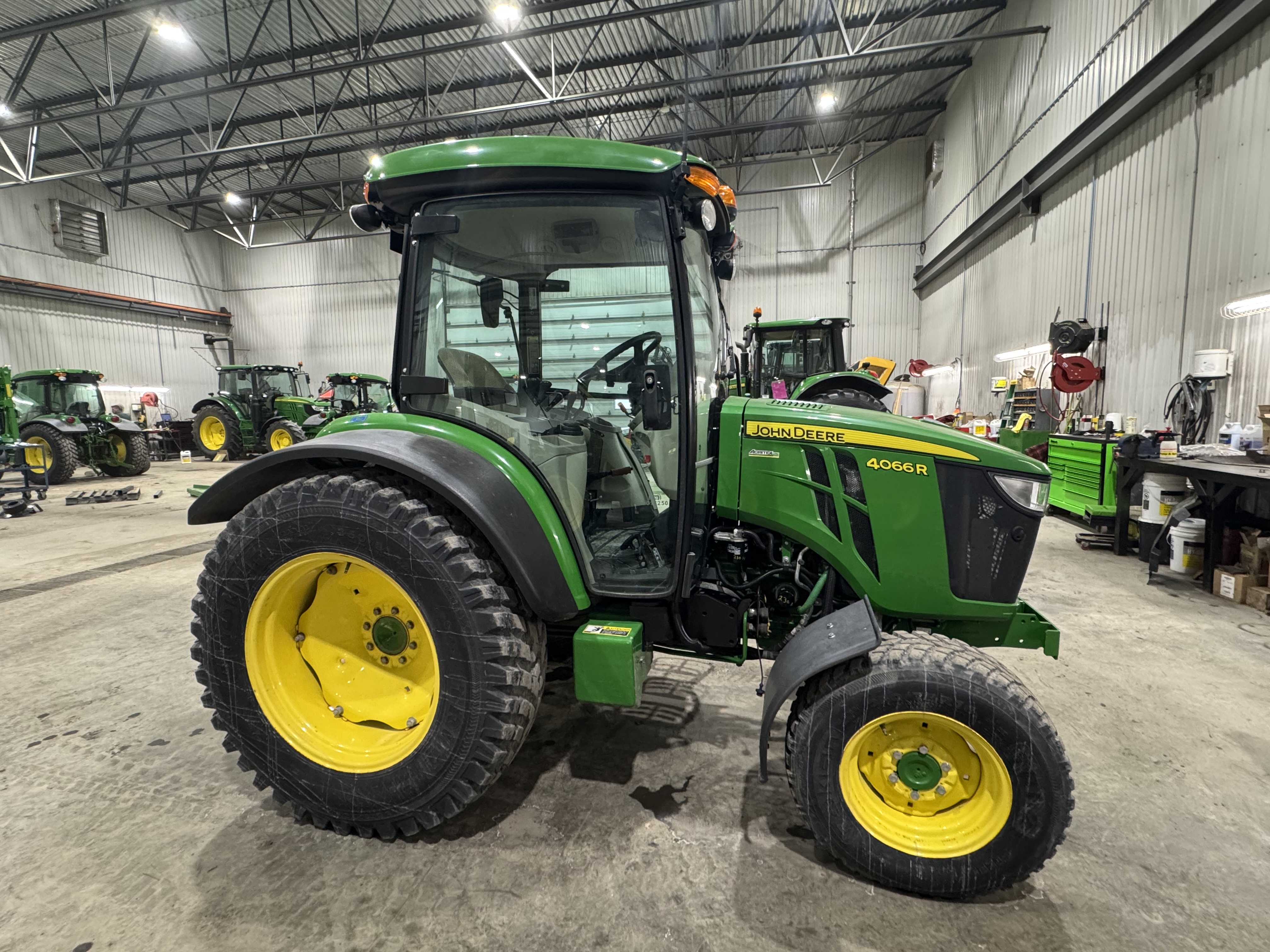 John Deere 4066R NOKIAN 