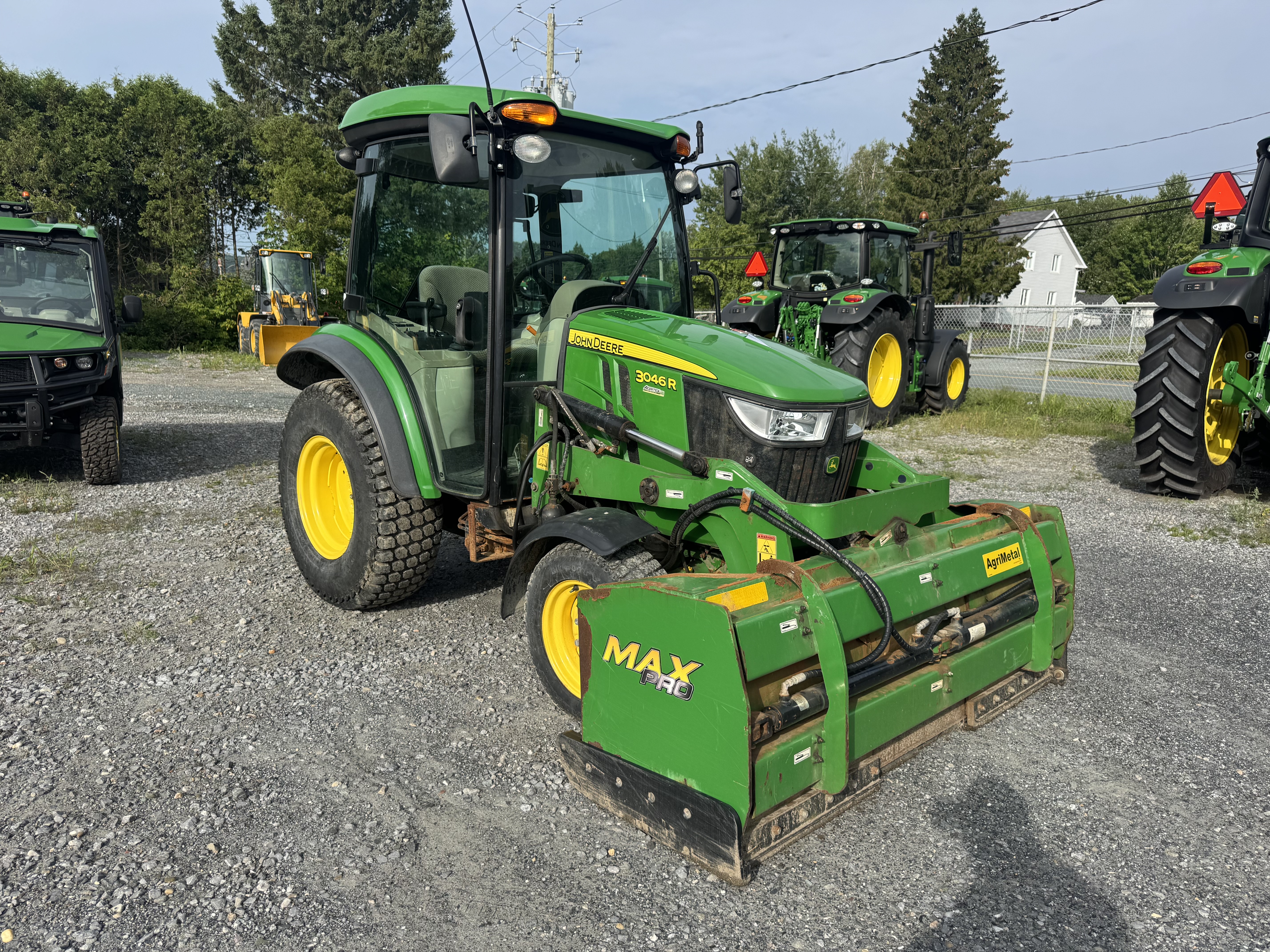 John Deere 3046R GRATTE
