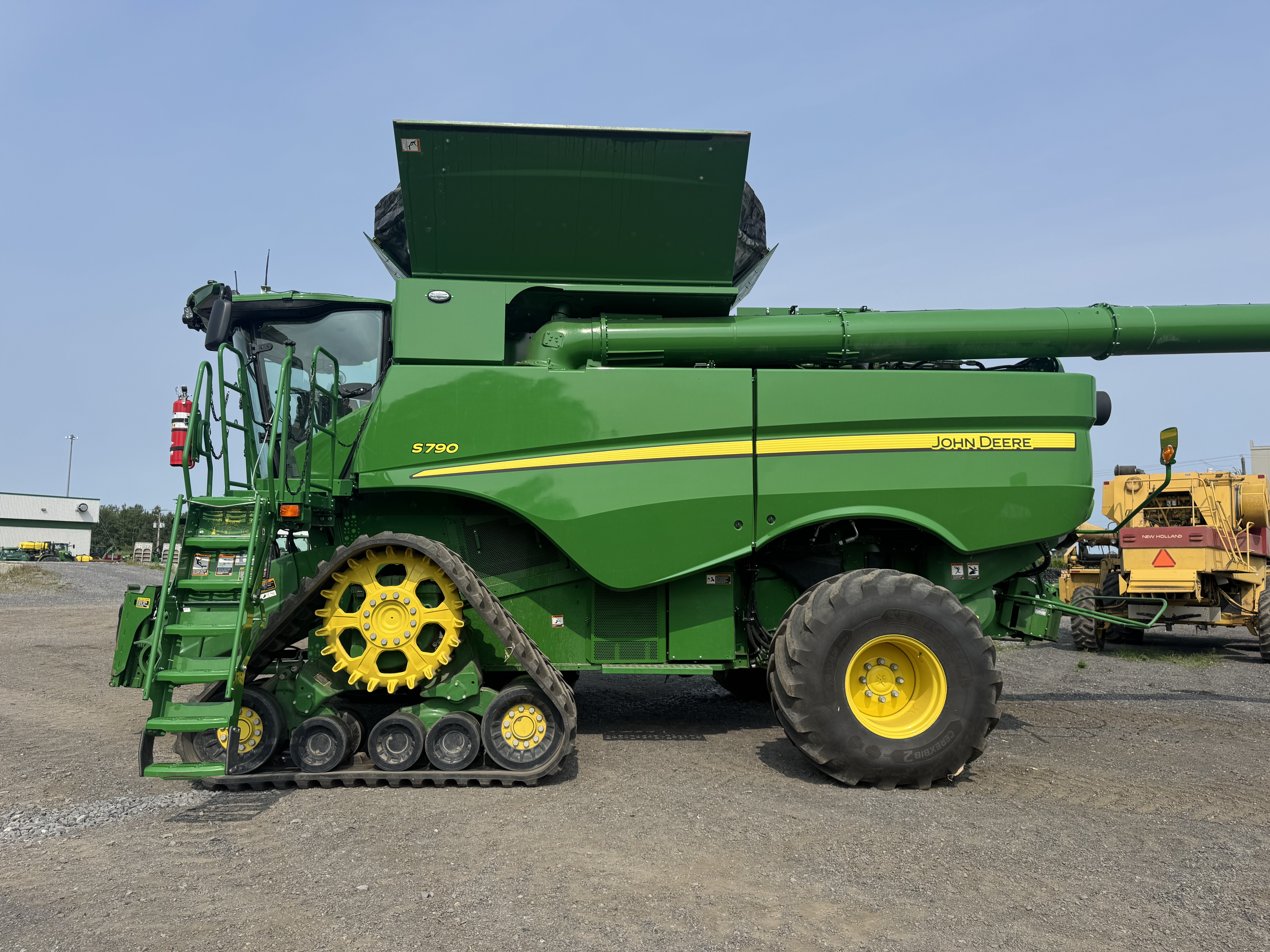 John Deere S790 track