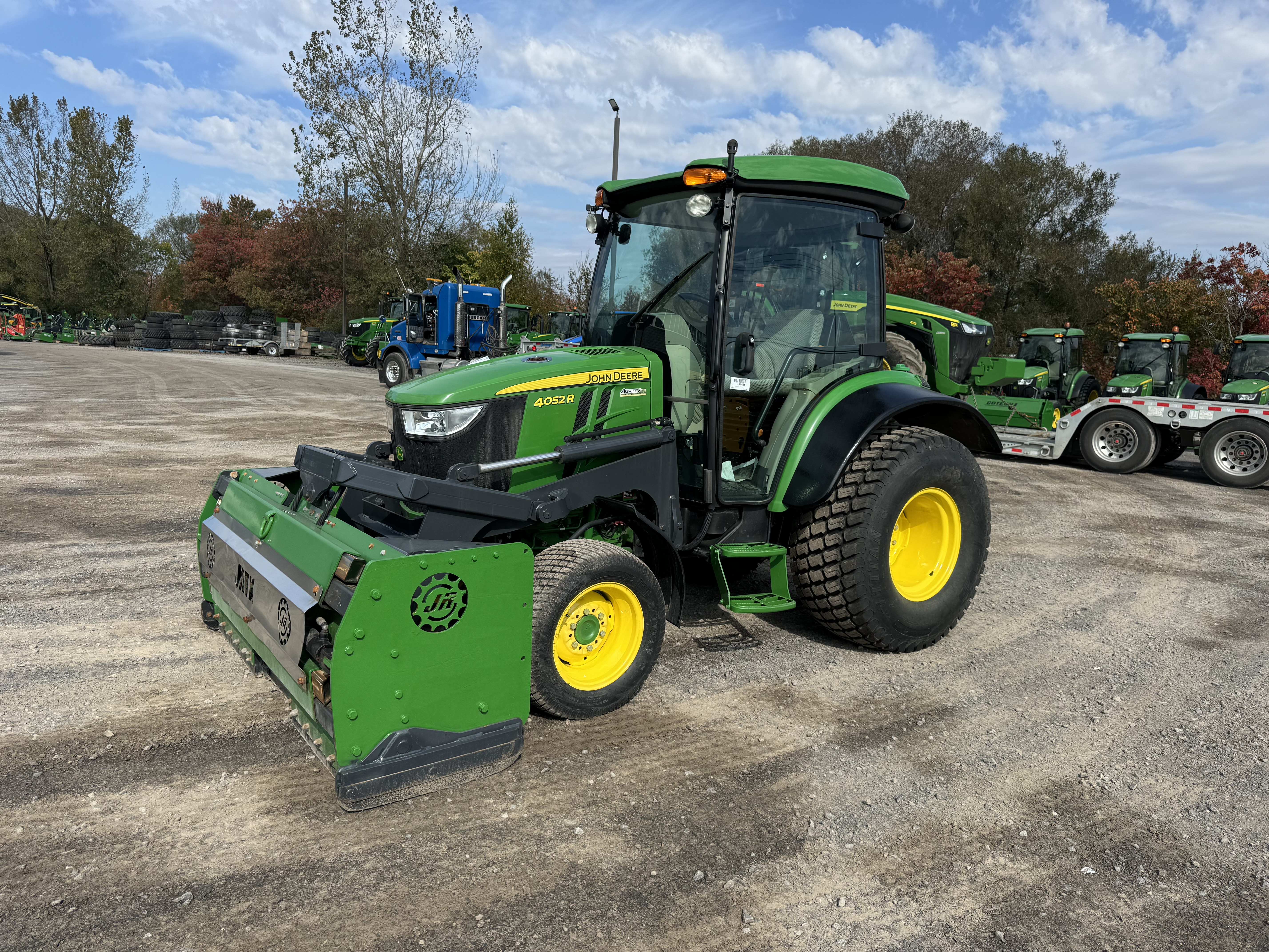 John Deere 4052R GRATTE TURF   