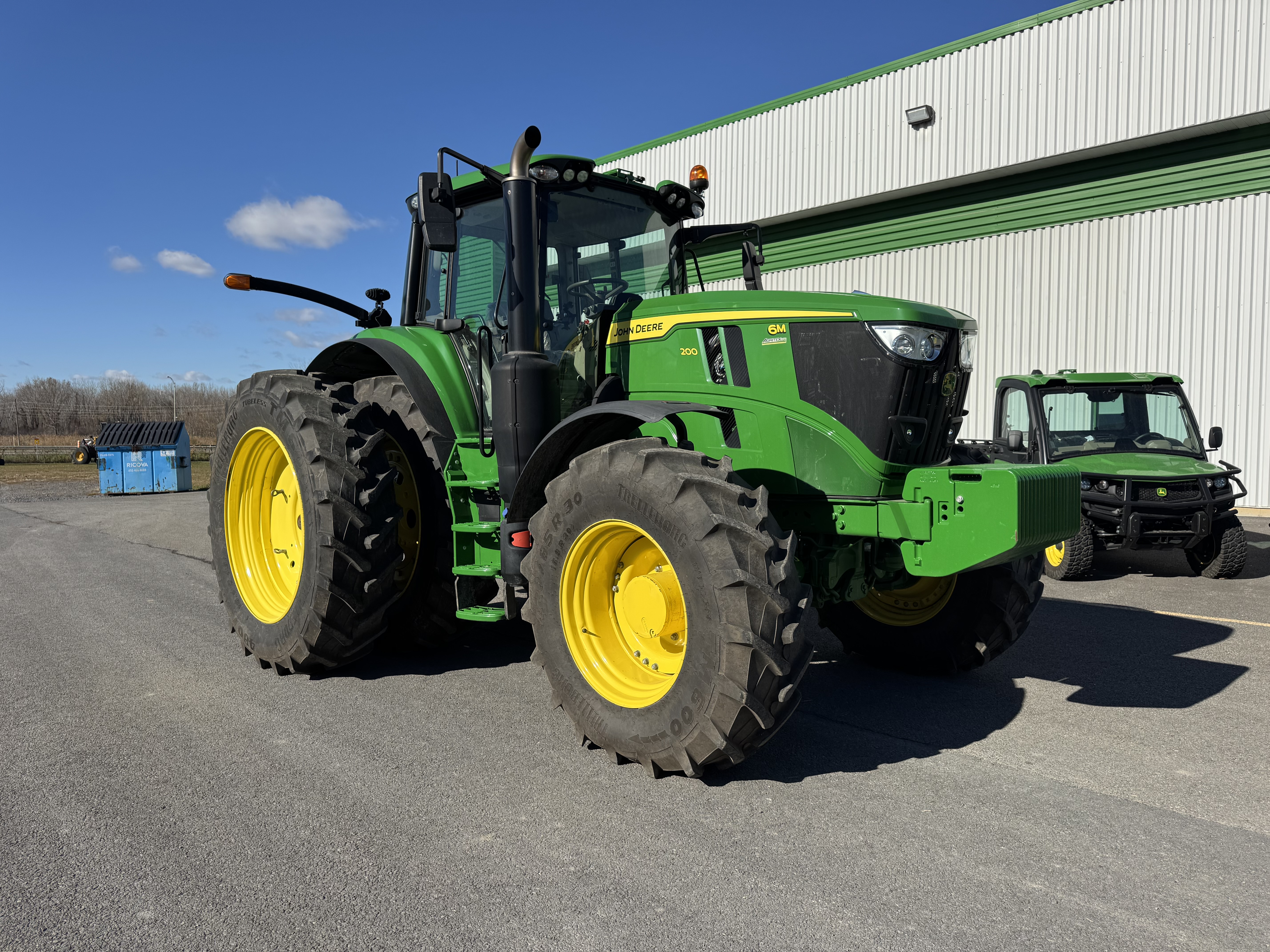 John Deere 6M 200
