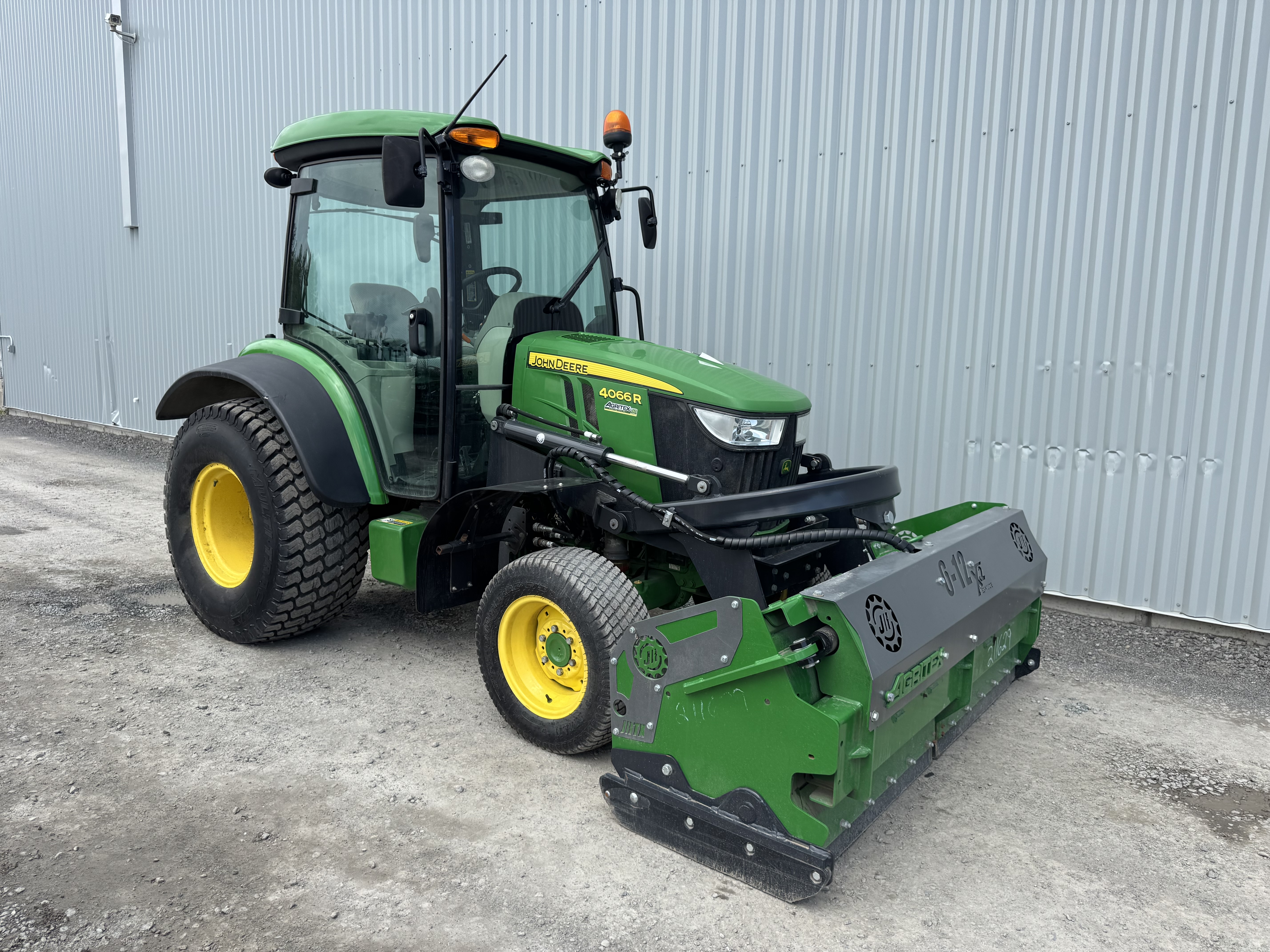 John Deere 4066R TURF GRATTE 