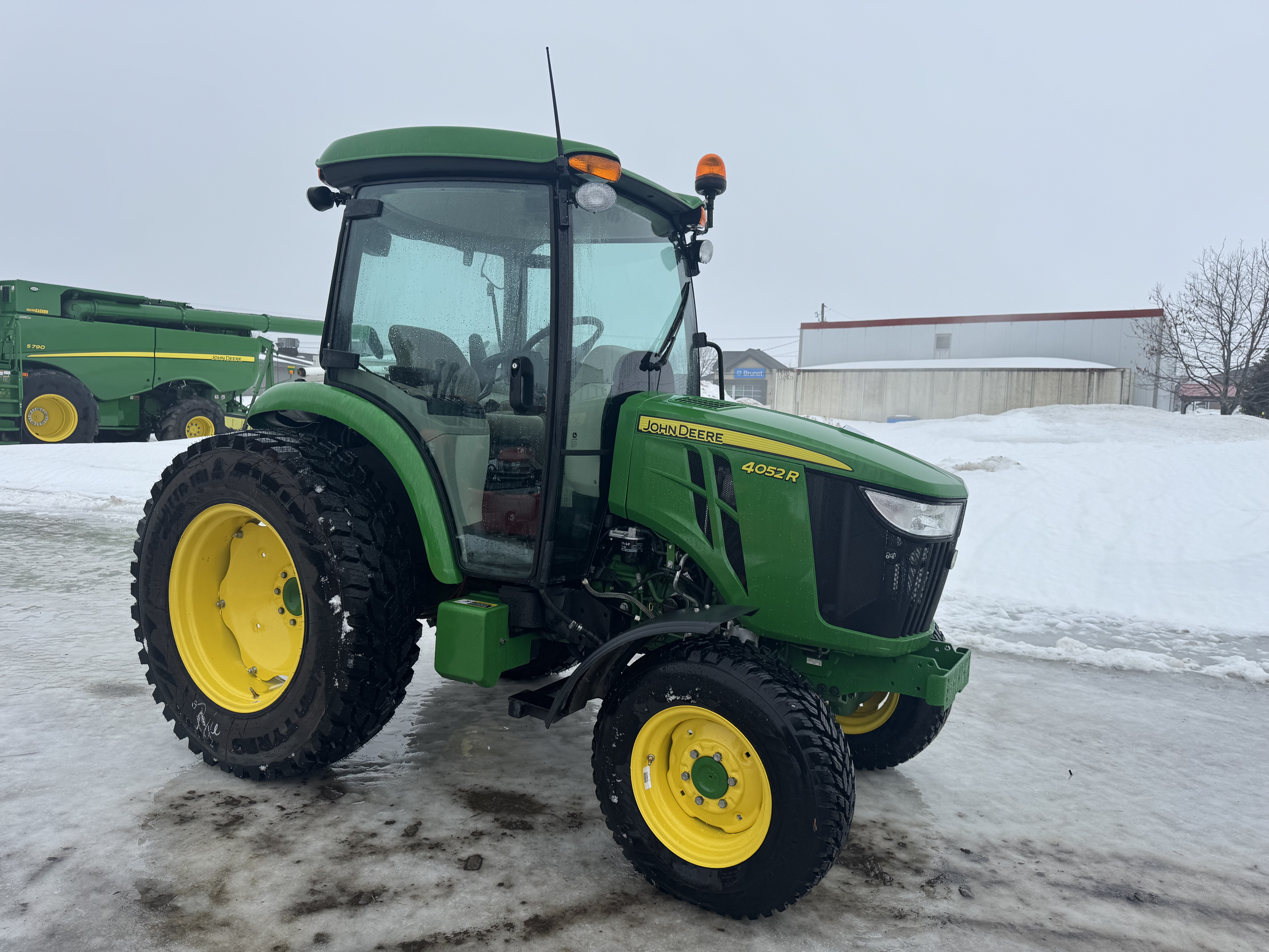 John Deere 4052R NOKIAN    