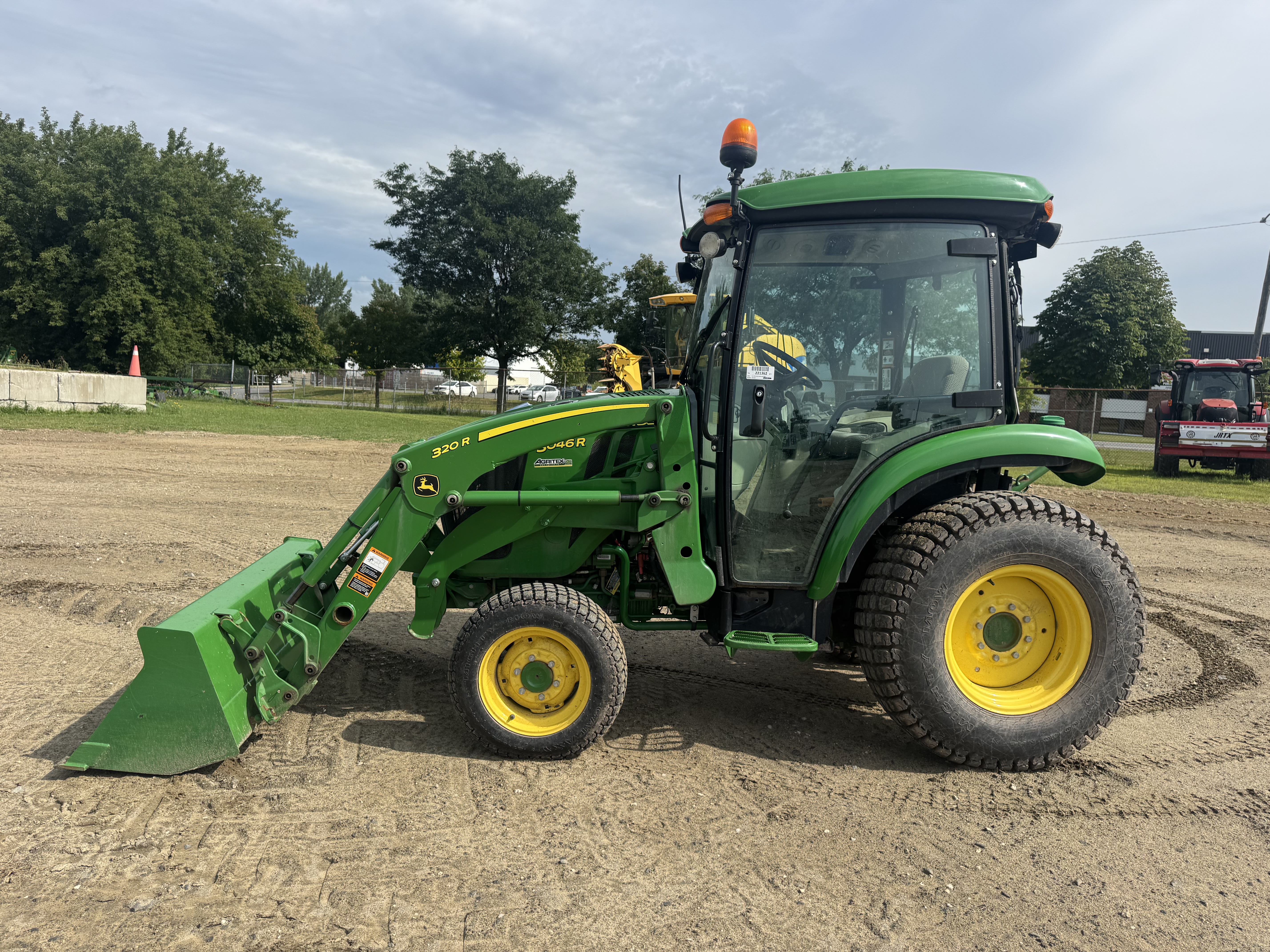 John Deere 3046R