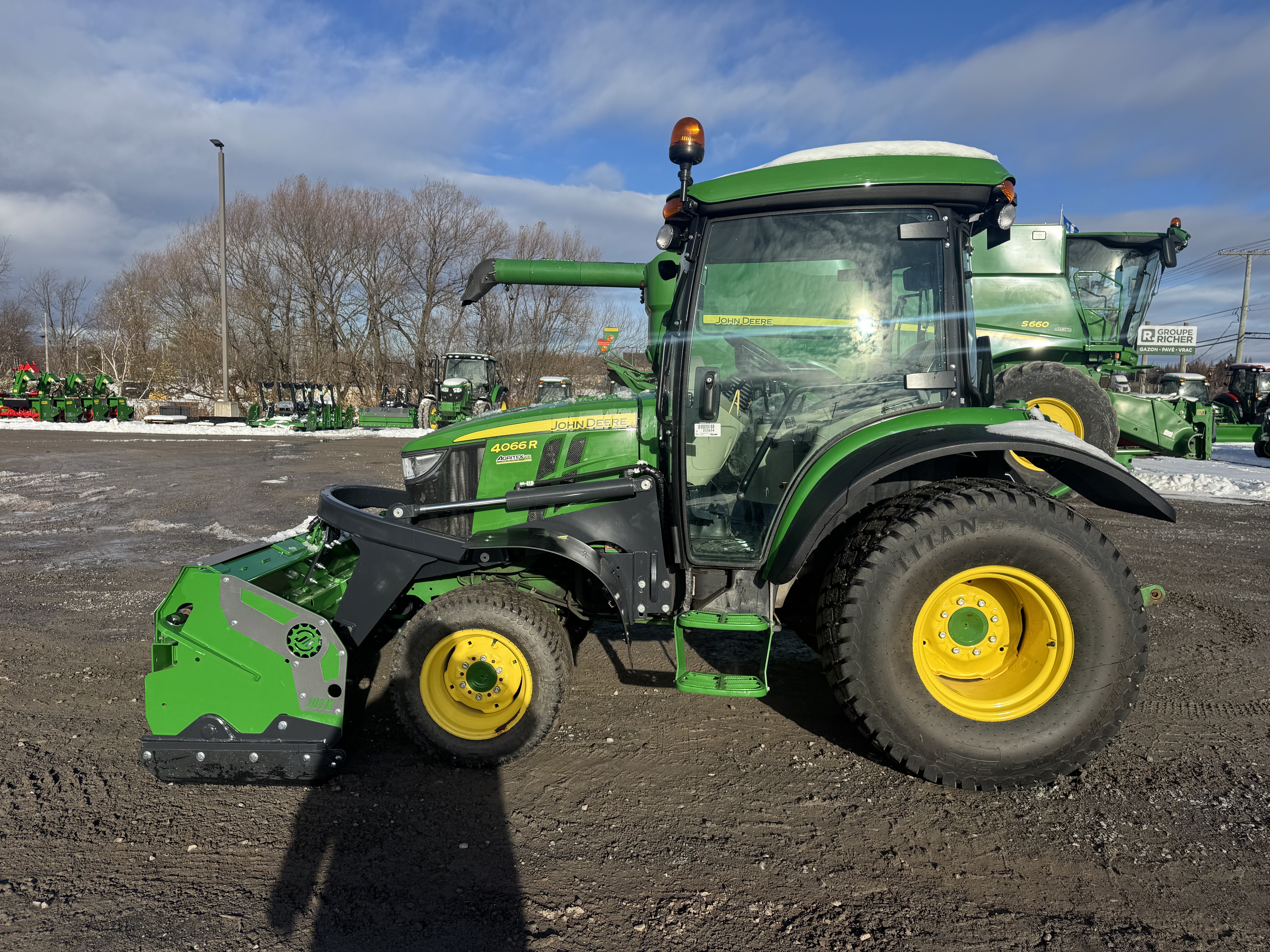 John Deere 4066R TURF GRATTE 